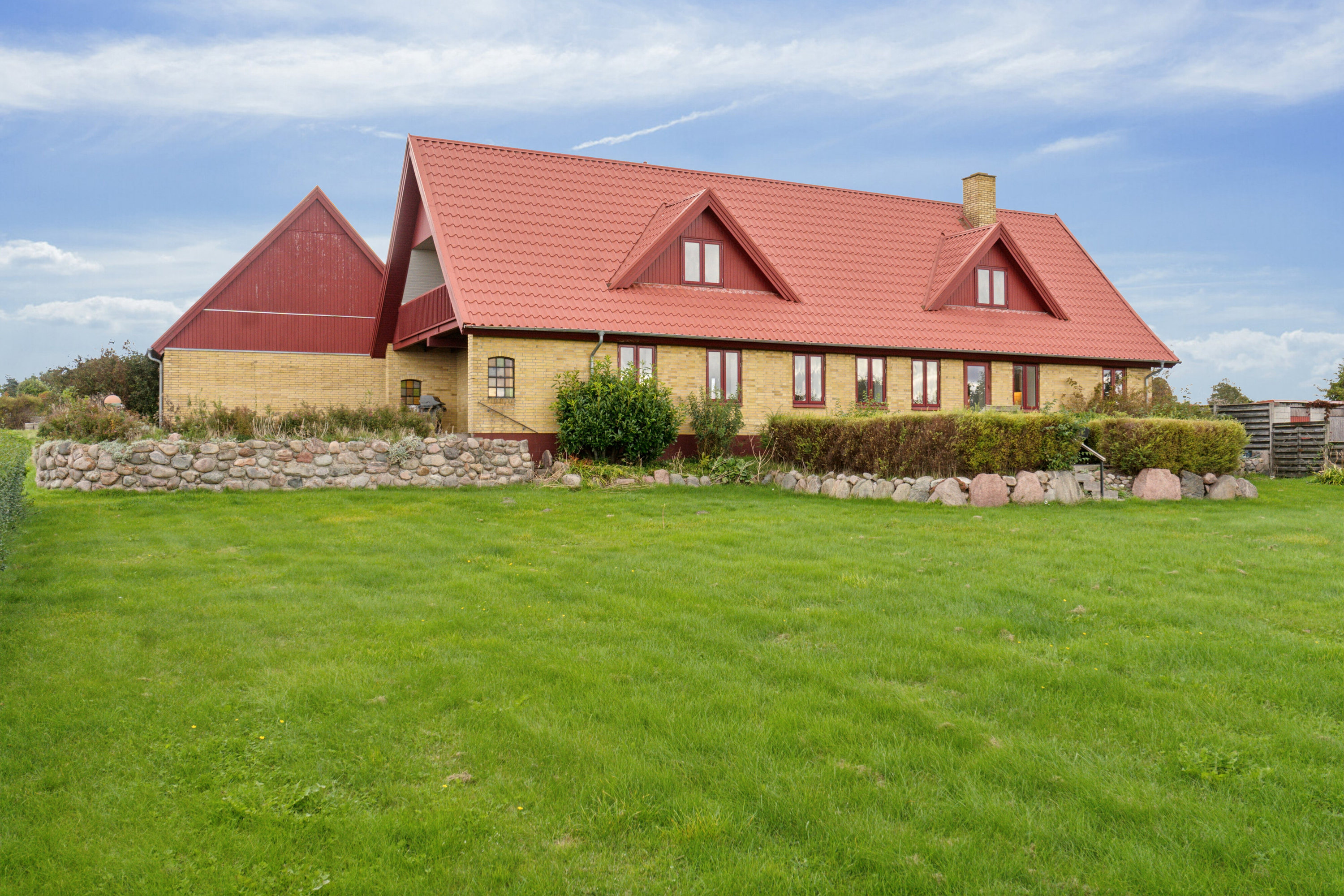 Fremhævet set fra vejen billede i fuldskærmstilstand. Billede af Strandhuse 27, Fjællebroen, 5762 Vester Skerninge