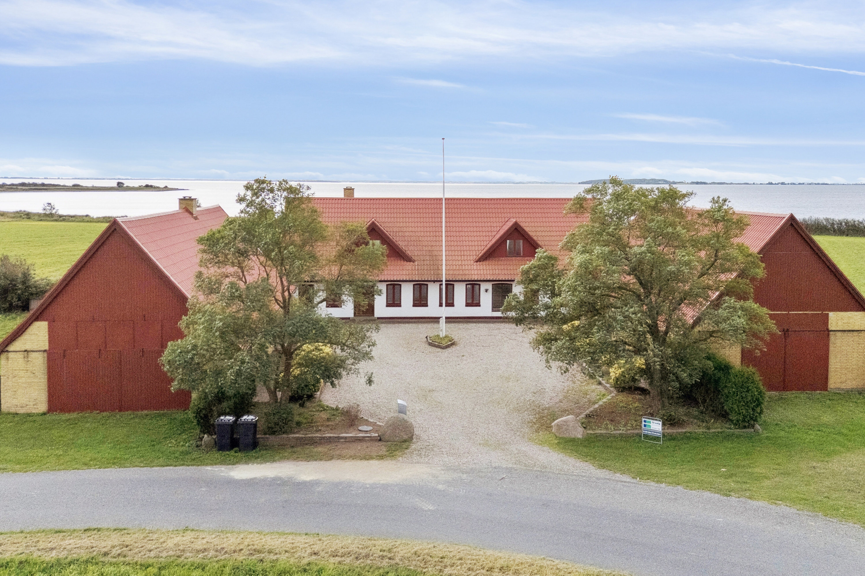 Fremhævet set fra vejen billede i fuldskærmstilstand. Billede af Strandhuse 27, Fjællebroen, 5762 Vester Skerninge