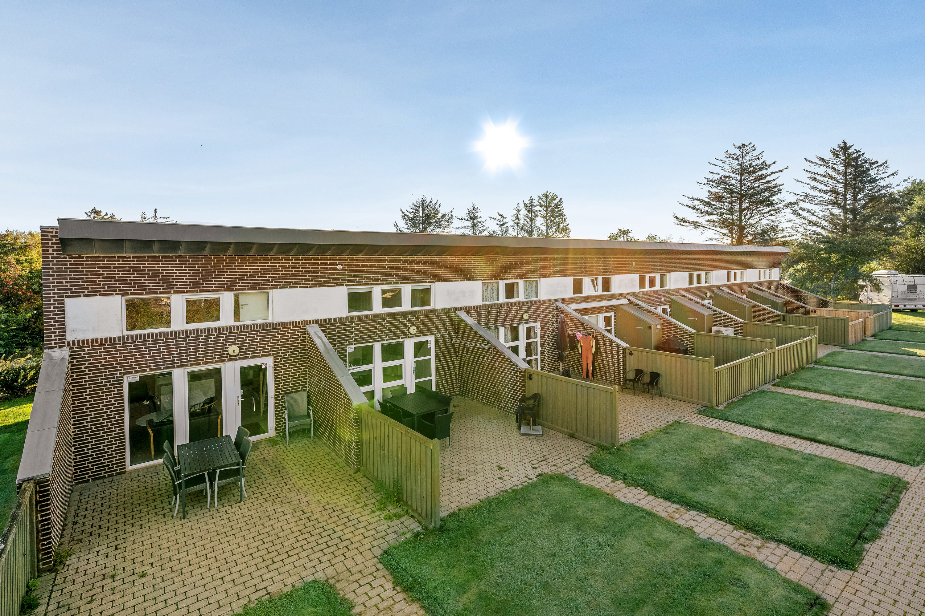 Fremhævet facade billede i fuldskærmstilstand. Billede af Vester Fælled 76 (A8), Bork Havn, 6893 Hemmet