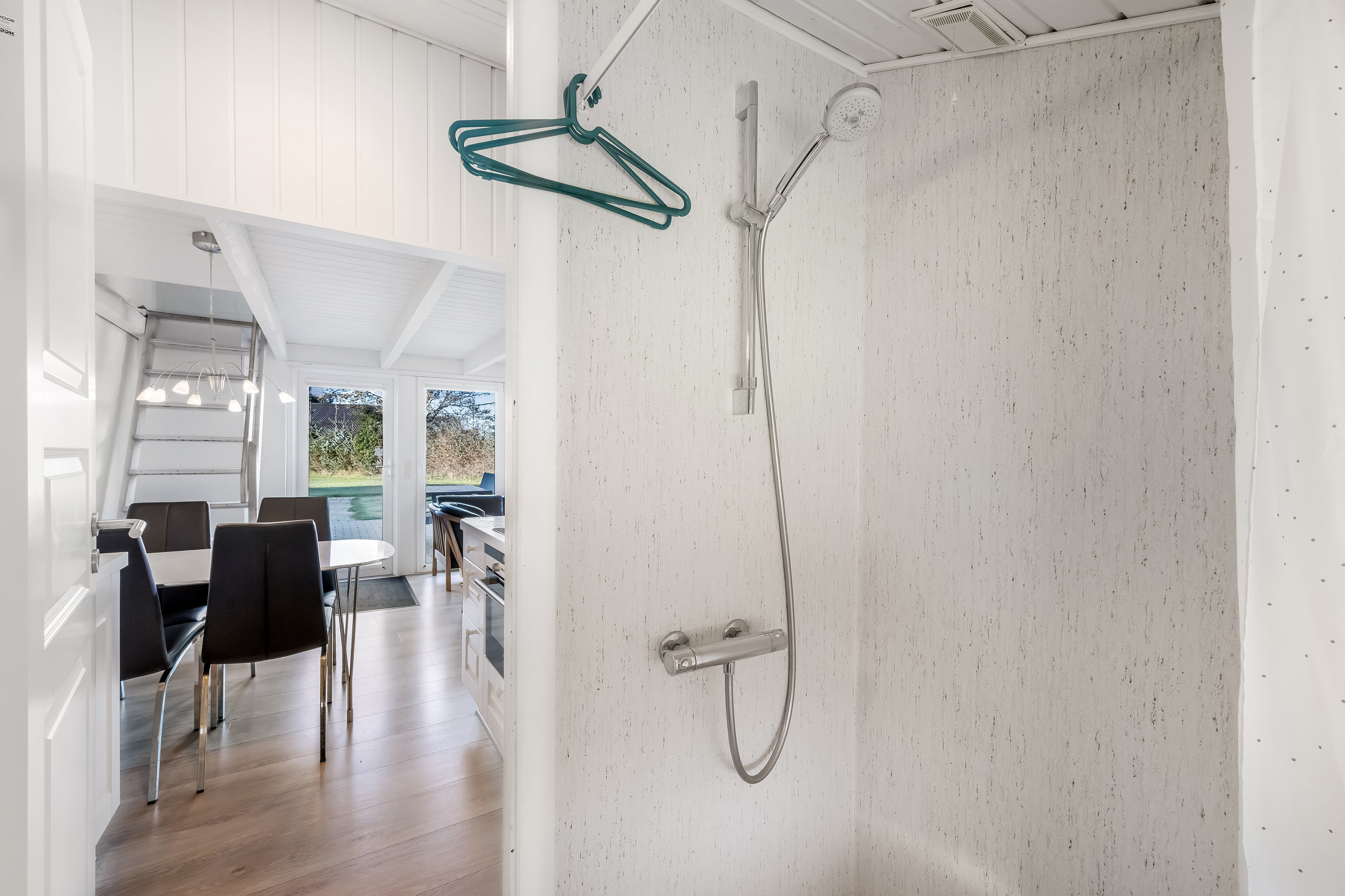 Fremhævet badeværelse billede i fuldskærmstilstand. Billede af Vester Fælled 76 (A8), Bork Havn, 6893 Hemmet