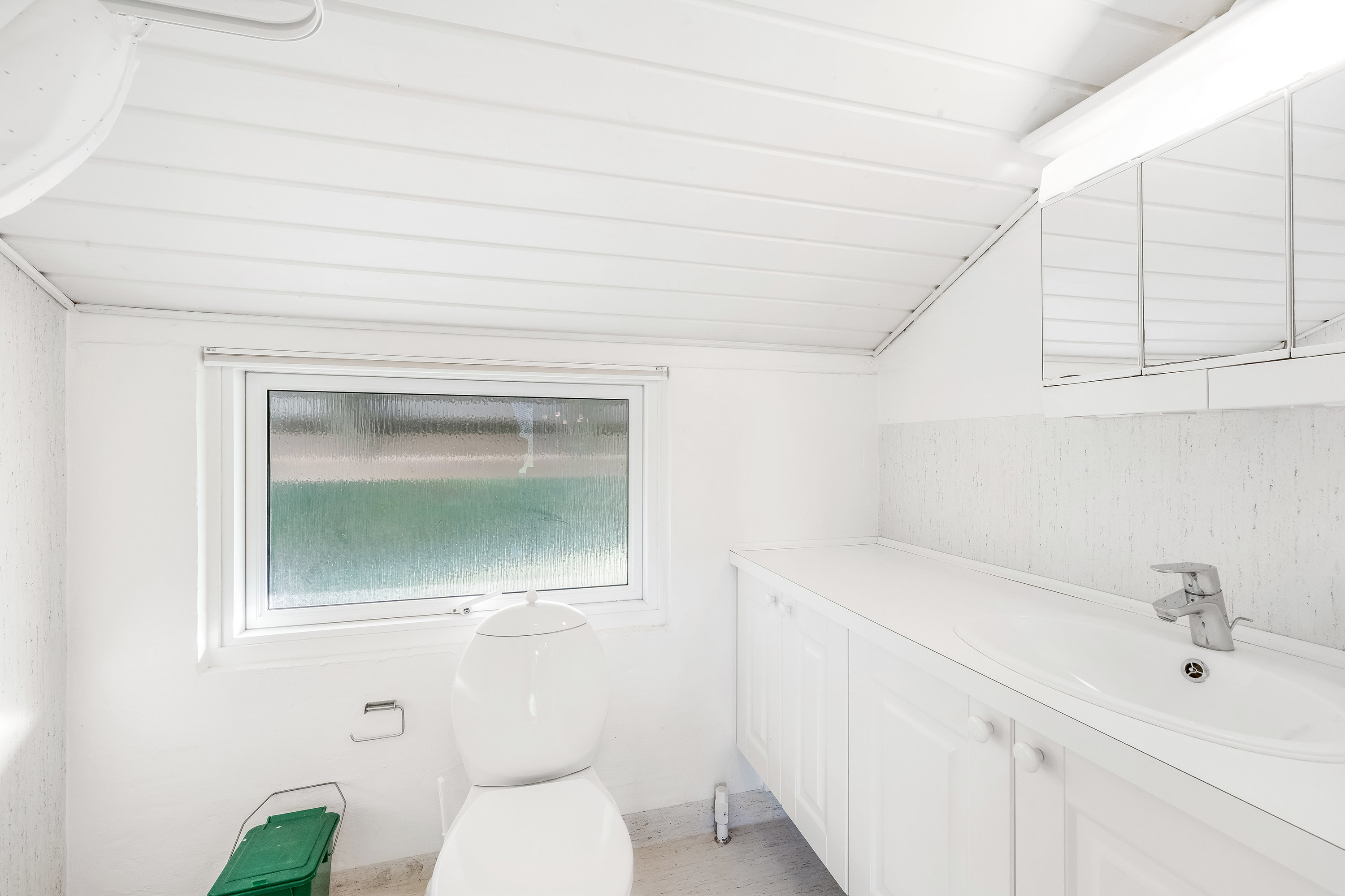 Fremhævet badeværelse billede i fuldskærmstilstand. Billede af Vester Fælled 76 (A8), Bork Havn, 6893 Hemmet