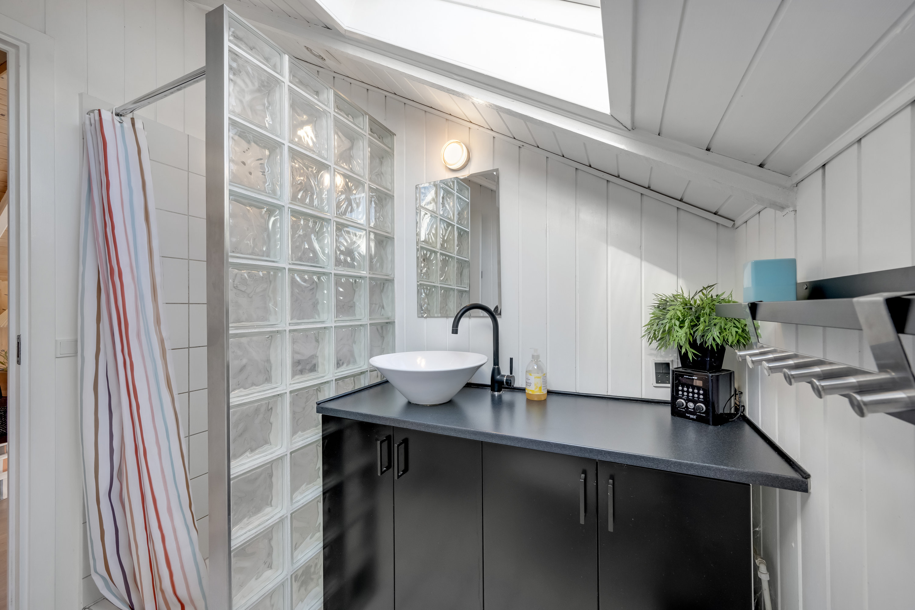 Fremhævet badeværelse billede i fuldskærmstilstand. Billede af Baunebjergvej 23, Haurvig, 6960 Hvide Sande