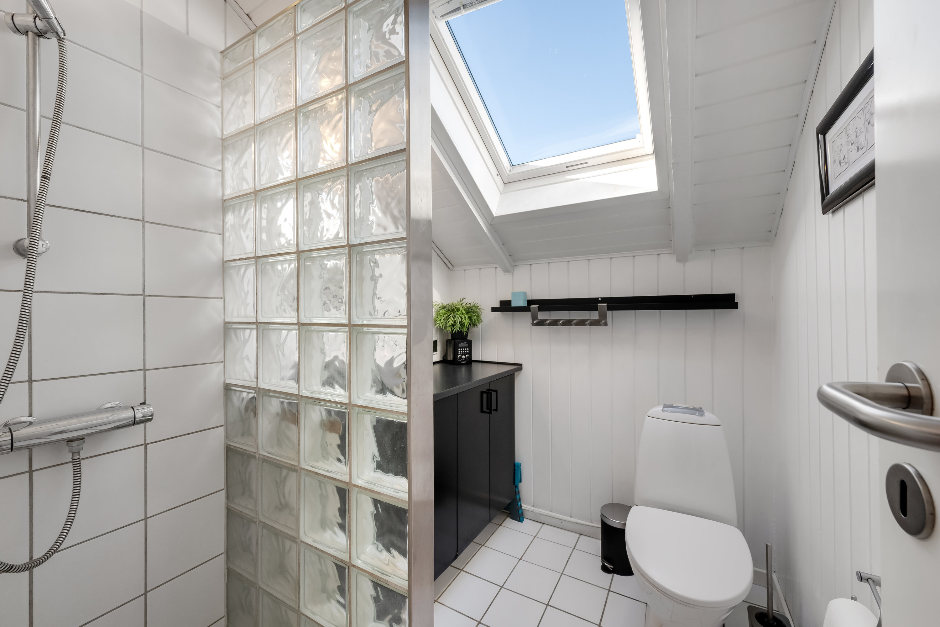 Fremhævet badeværelse billede i fuldskærmstilstand. Billede af Baunebjergvej 23, Haurvig, 6960 Hvide Sande