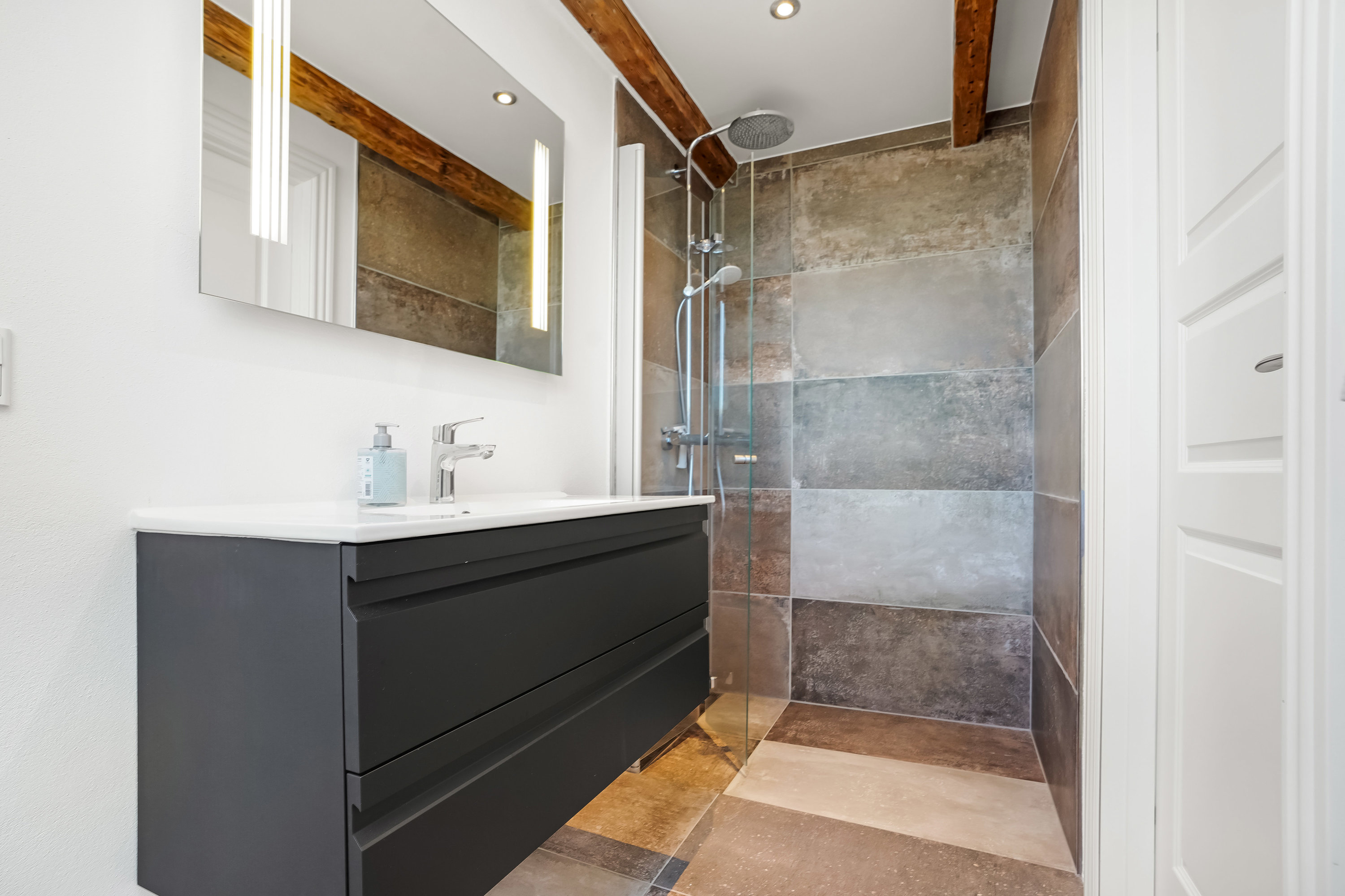 Fremhævet badeværelse billede i fuldskærmstilstand. Billede af Jens Benzons Gade 22, 5000 Odense C