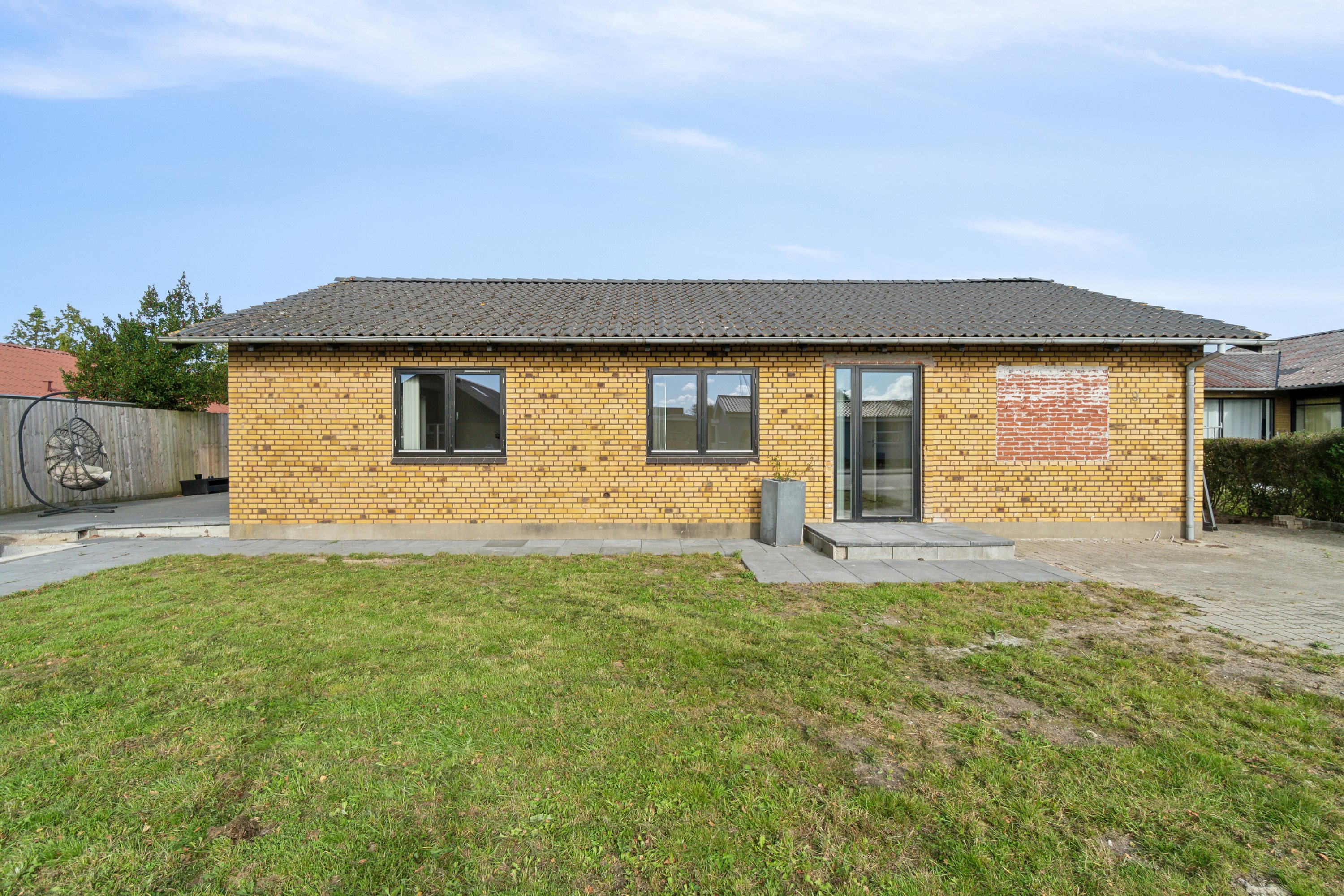 Fremhævet set fra haven billede i fuldskærmstilstand. Billede af Bornholmsgade 9, 7430 Ikast