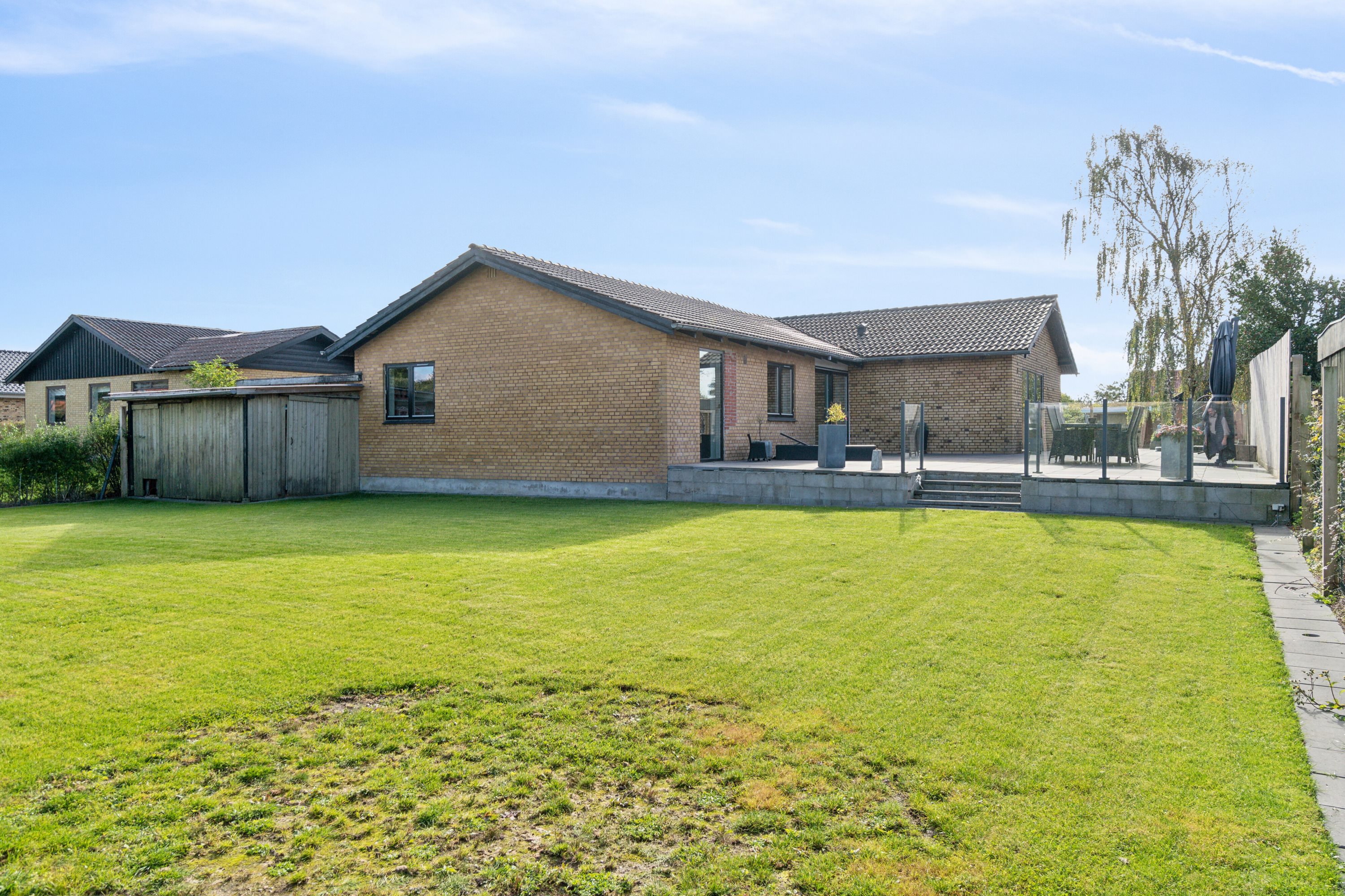 Fremhævet set fra haven billede i fuldskærmstilstand. Billede af Bornholmsgade 9, 7430 Ikast