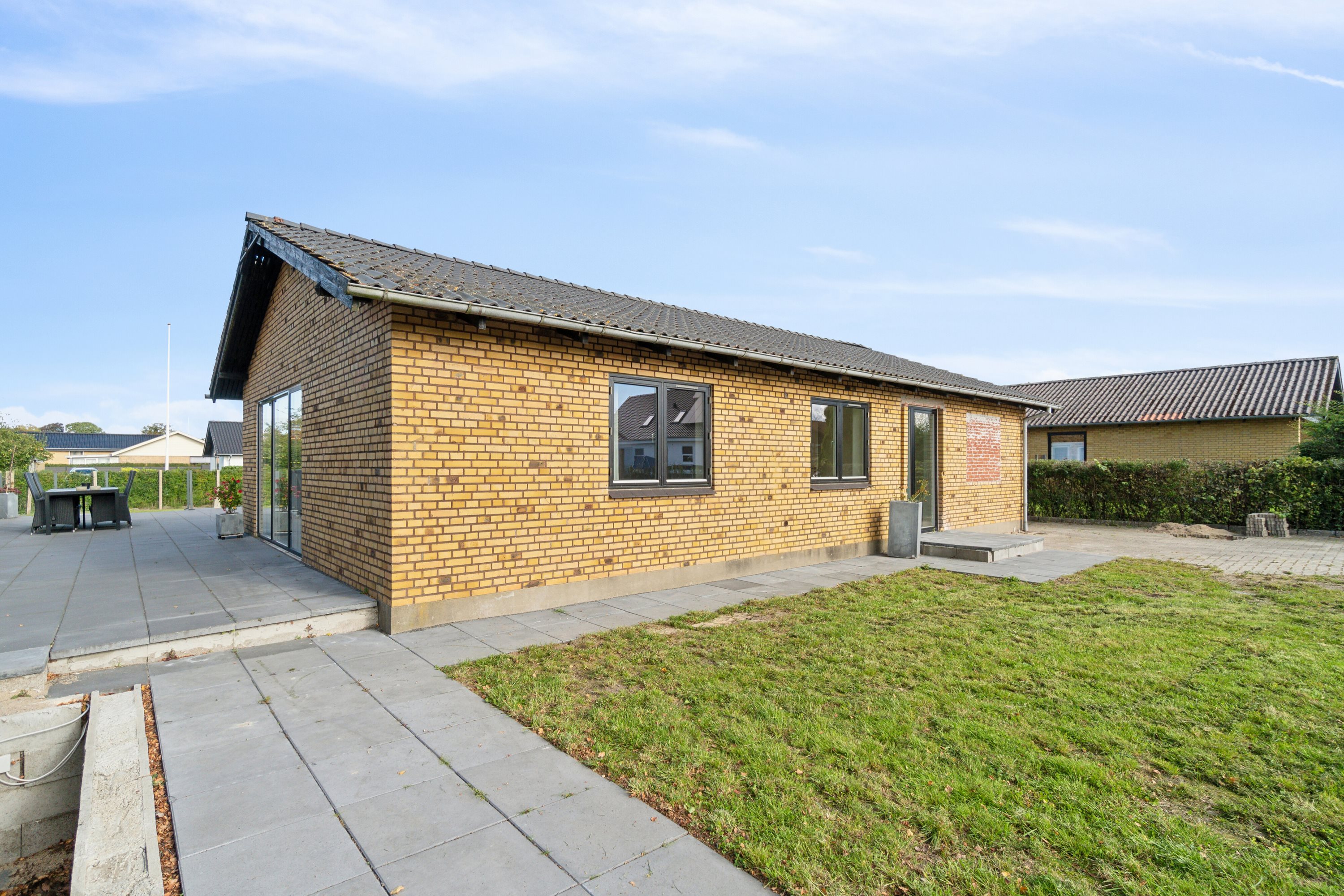 Fremhævet set fra haven billede i fuldskærmstilstand. Billede af Bornholmsgade 9, 7430 Ikast