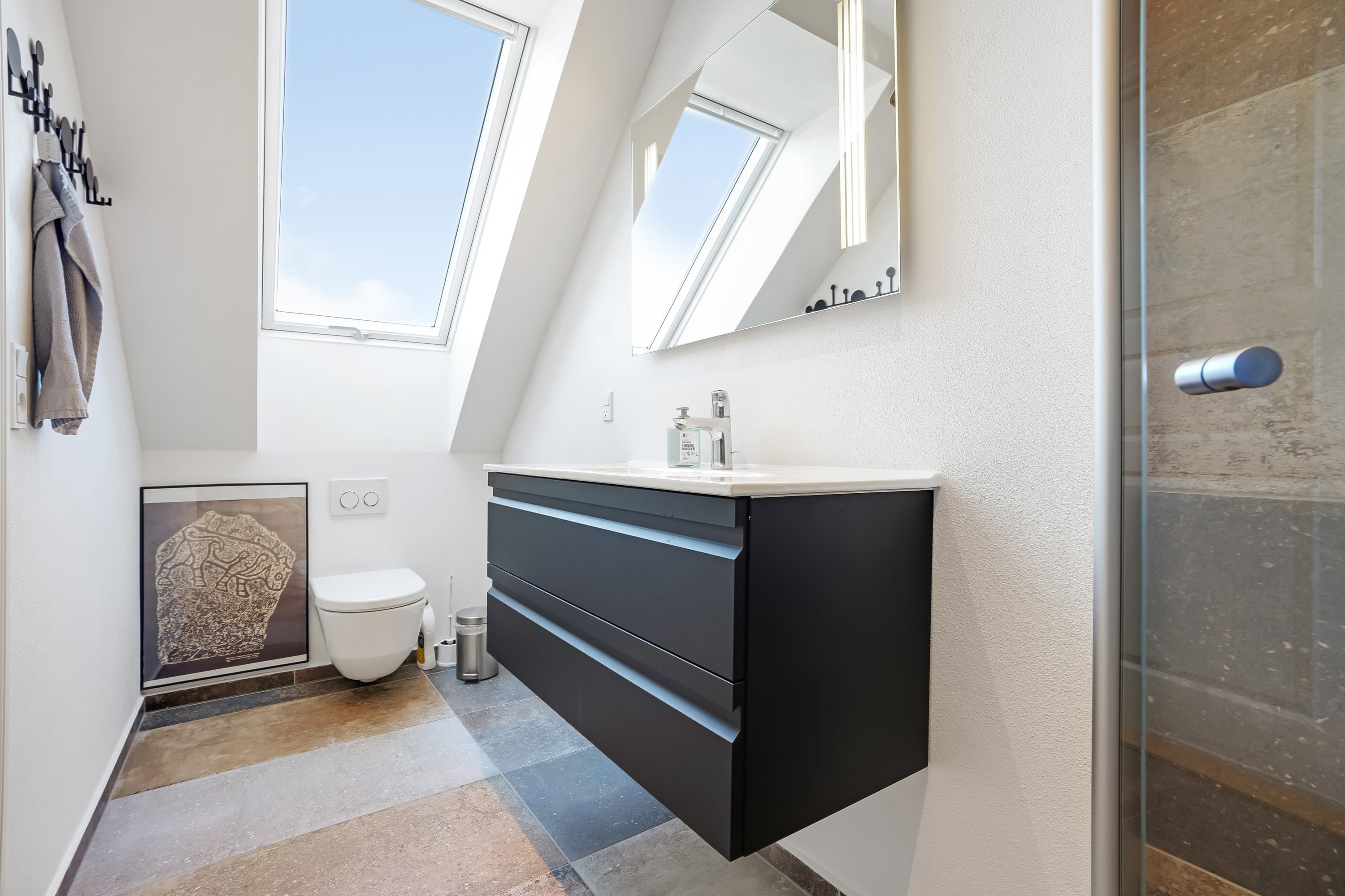 Fremhævet toilet billede i fuldskærmstilstand. Billede af Jens Benzons Gade 22, 5000 Odense C