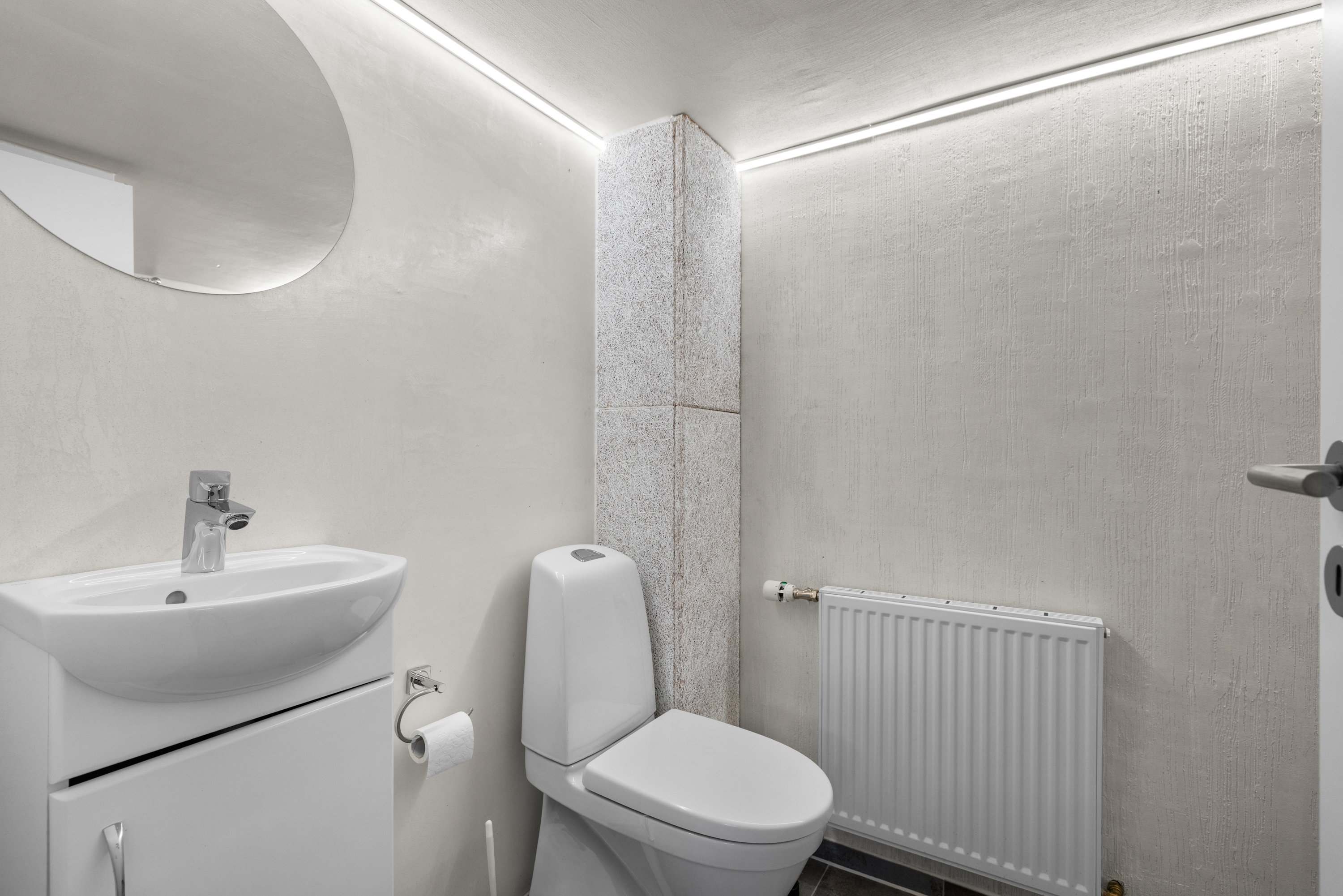 Fremhævet toilet billede i fuldskærmstilstand. Billede af Kirkevej 19, Vejle, 5672 Broby