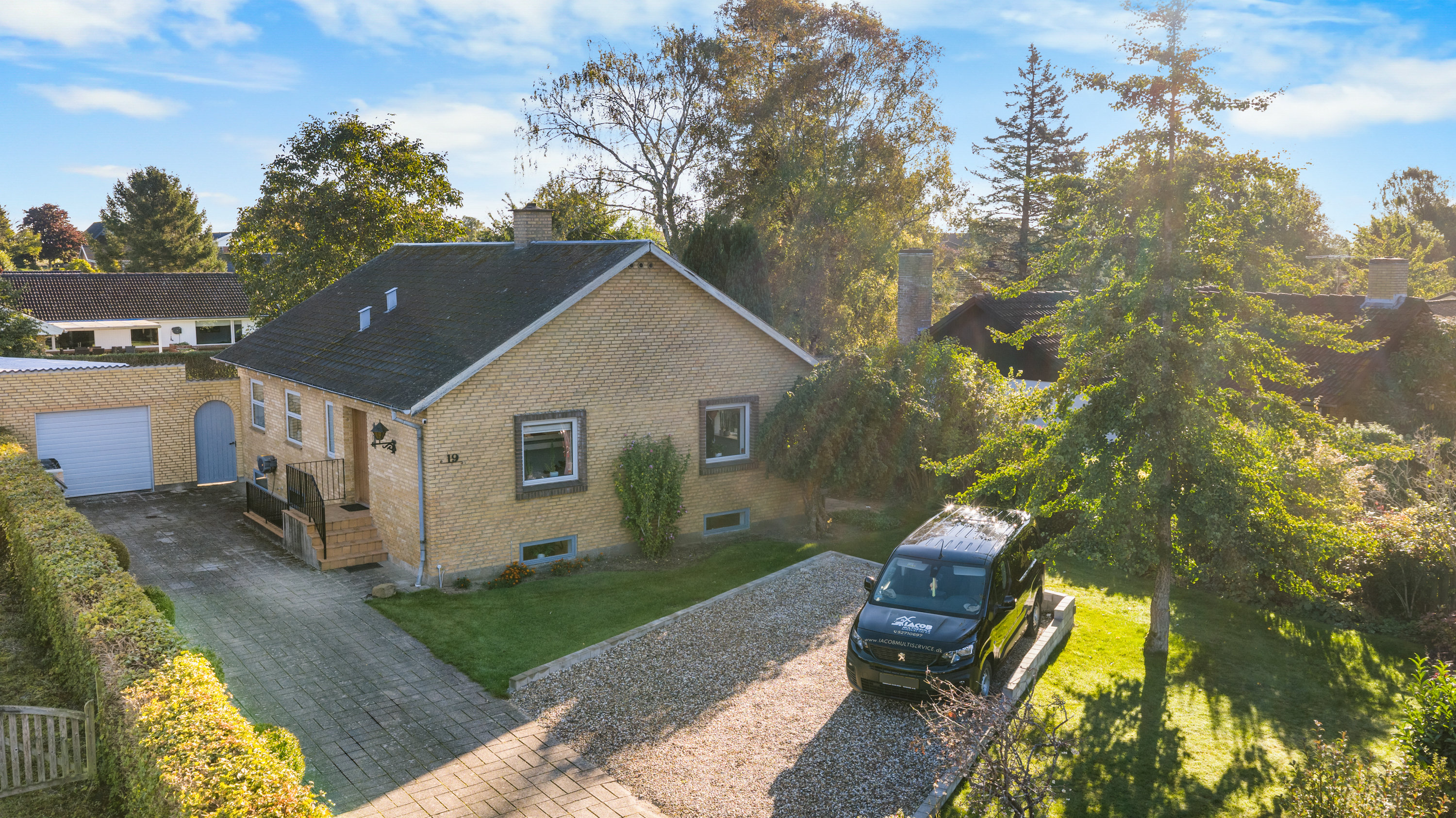 Fremhævet facade billede i fuldskærmstilstand. Billede af Kirkevej 19, Vejle, 5672 Broby