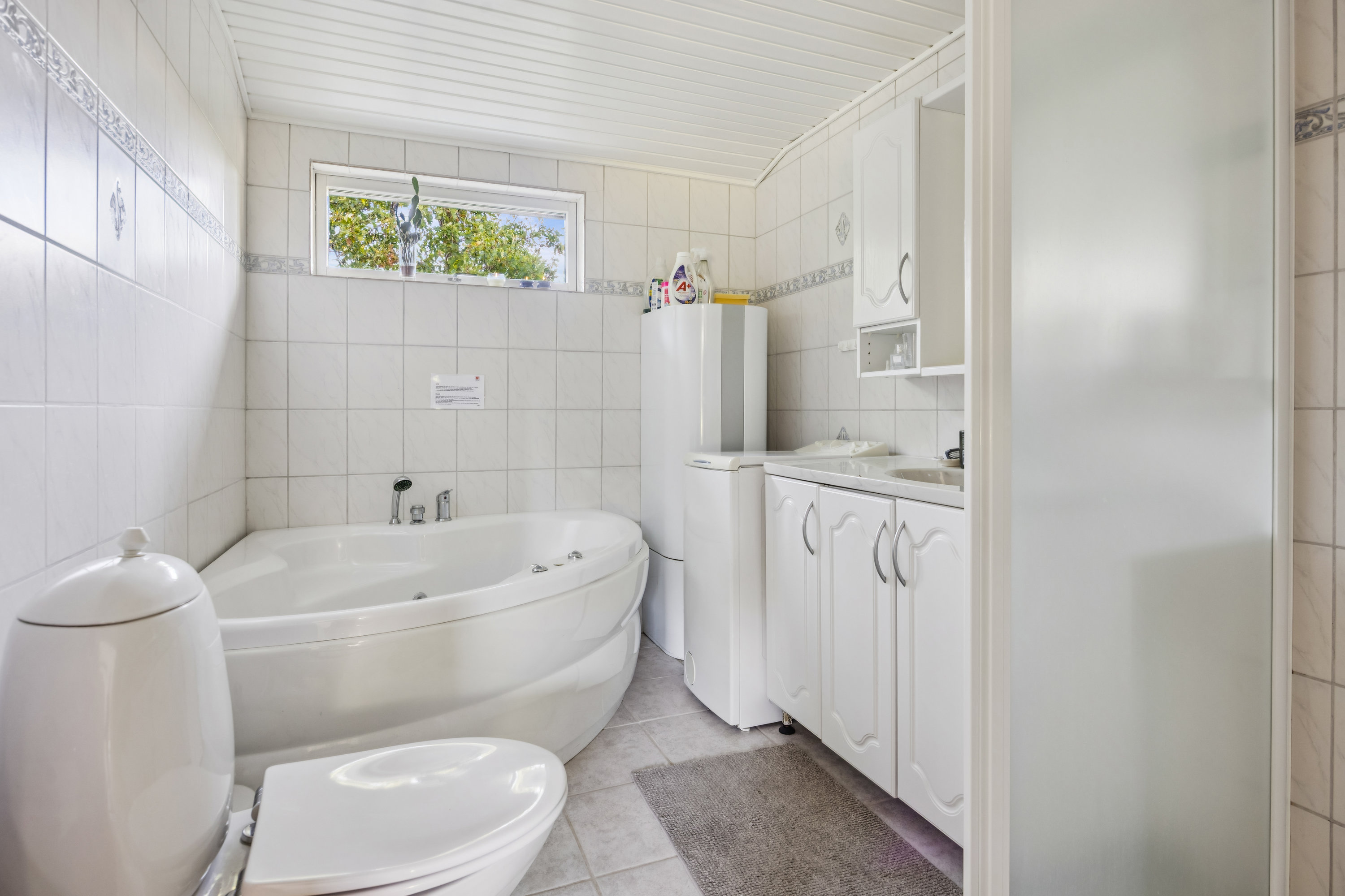 Fremhævet badeværelse billede i fuldskærmstilstand. Billede af Søndergade 36, Hou, 9370 Hals