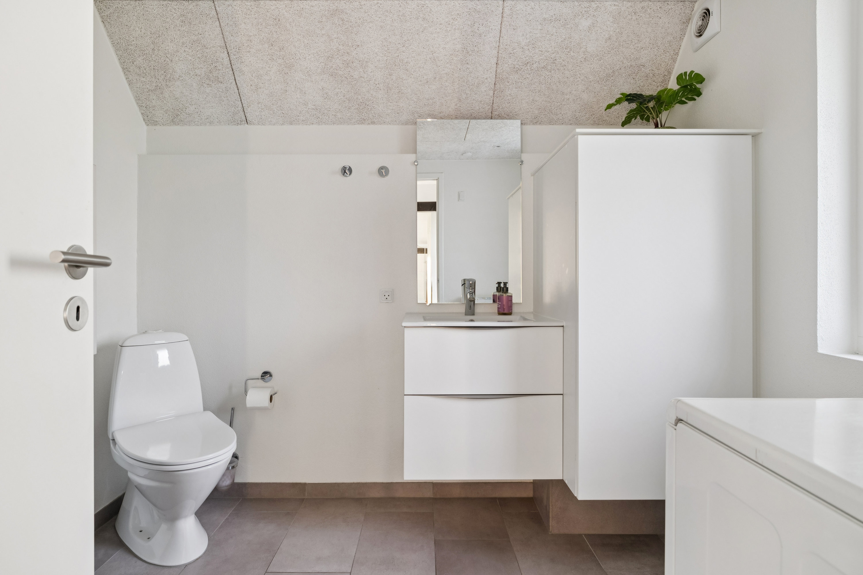 Fremhævet badeværelse billede i fuldskærmstilstand. Billede af Møllevænget 5, Øster Hurup, 9560 Hadsund