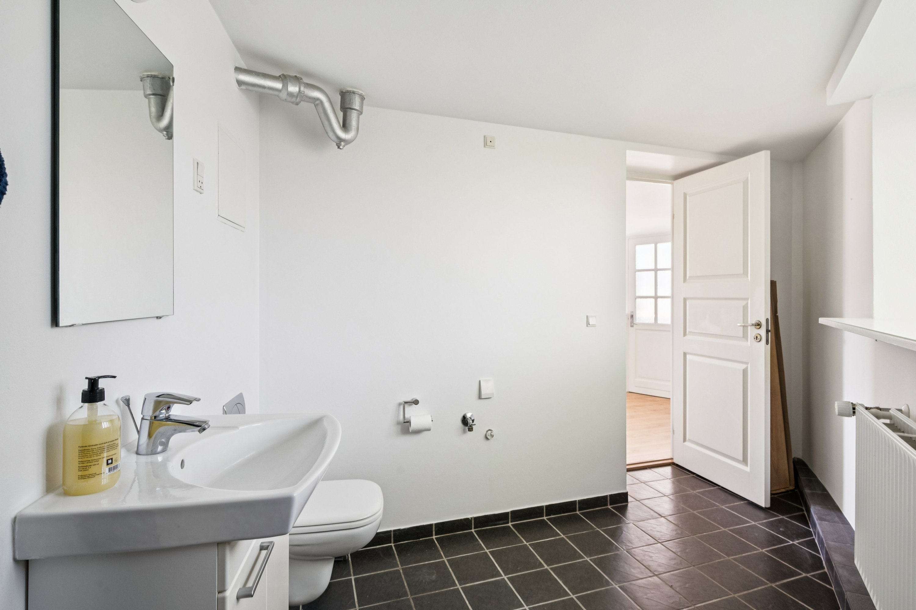 Fremhævet badeværelse billede i fuldskærmstilstand. Billede af Ewaldsgade 14, kld.., 8000 Aarhus C