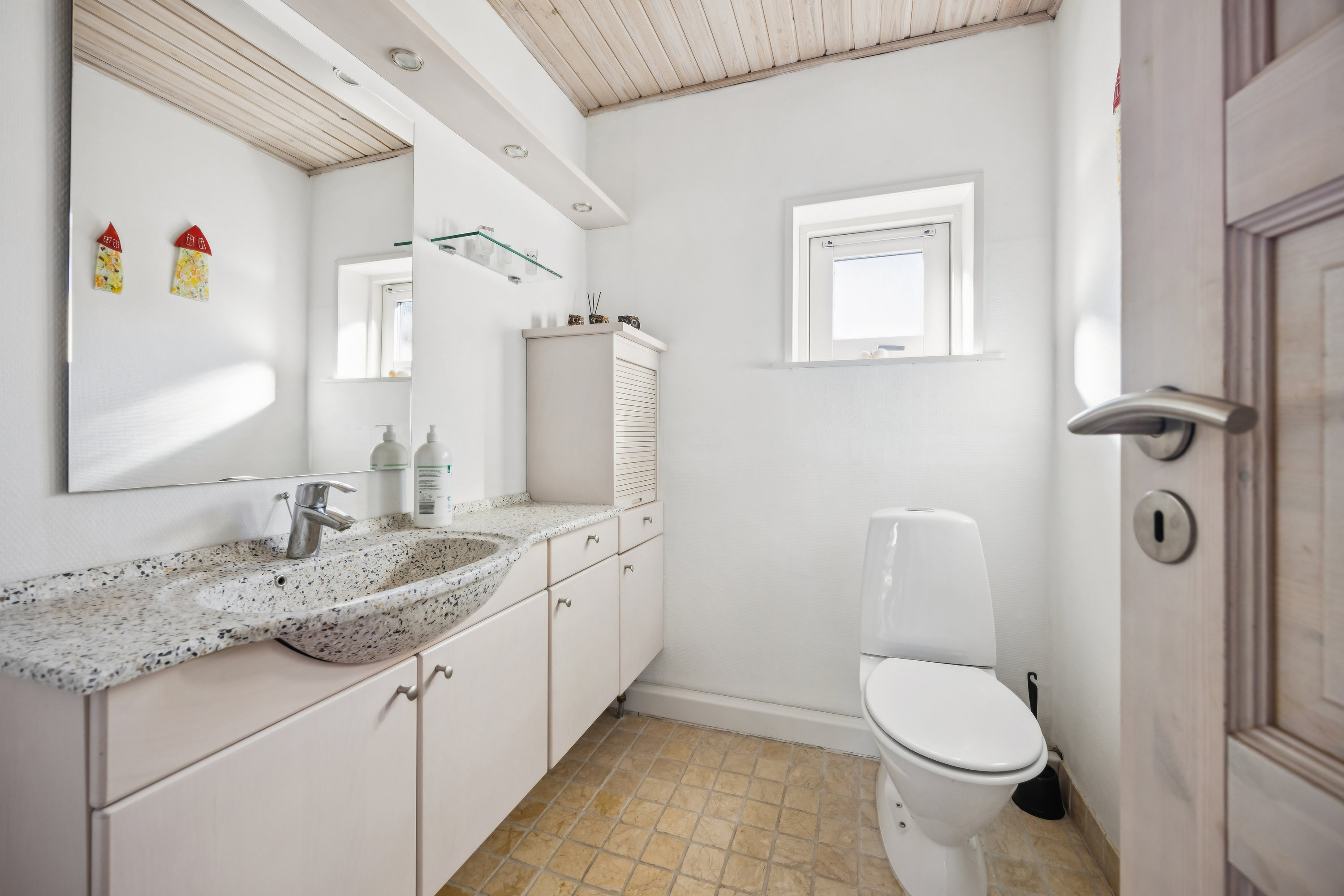 Fremhævet toilet billede i fuldskærmstilstand. Billede af Groben 12, Vester Hassing, 9310 Vodskov