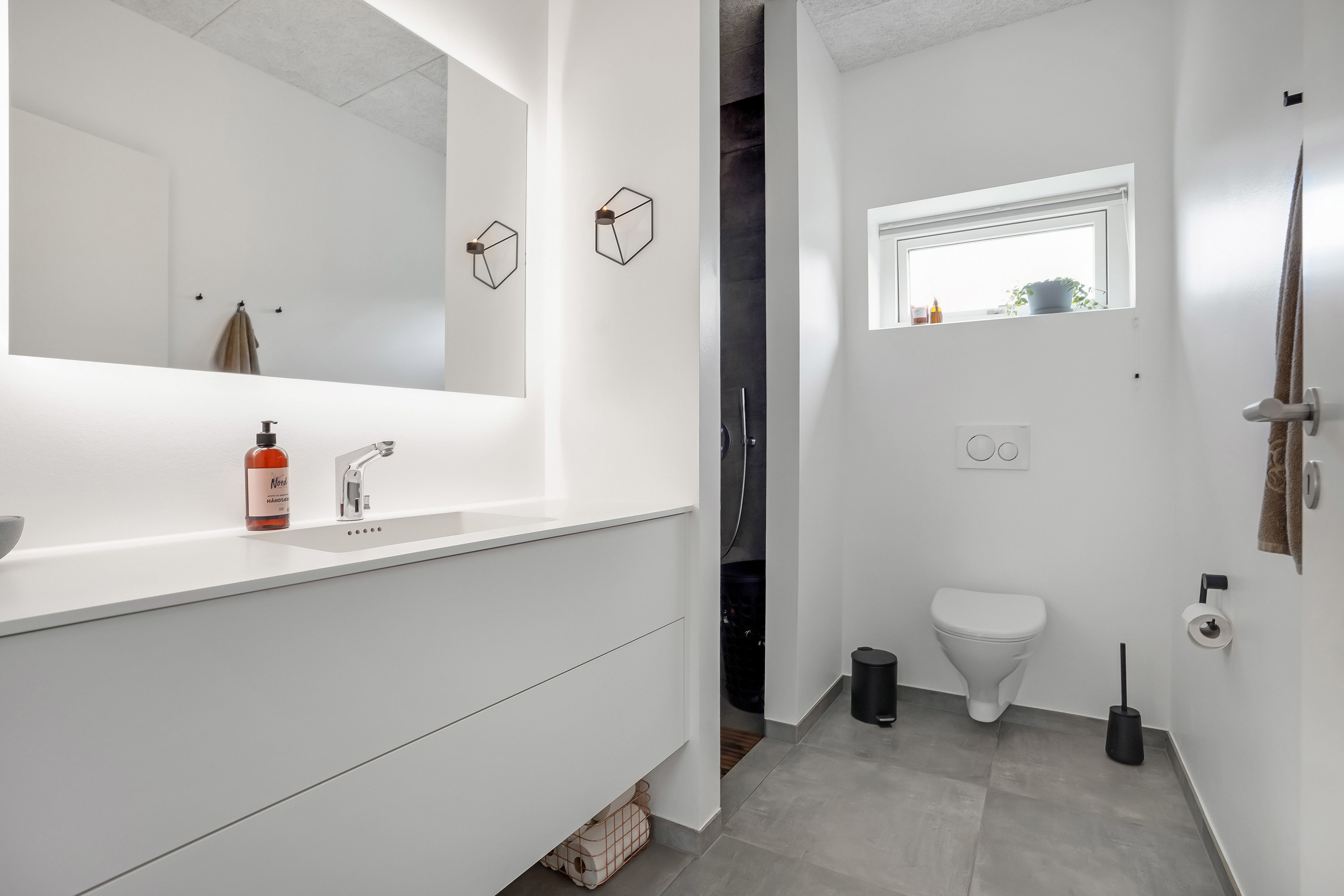 Fremhævet toilet billede i fuldskærmstilstand. Billede af Hønseringen 5, 7190 Billund