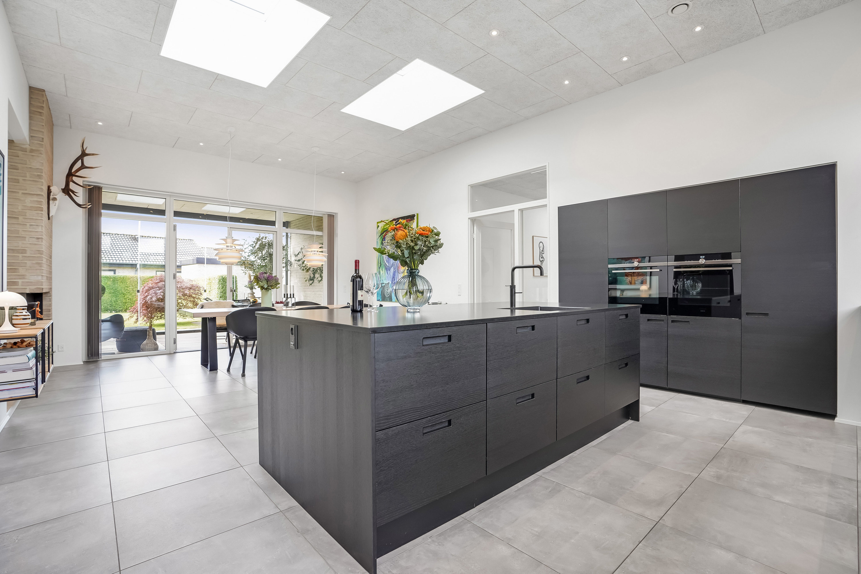 Fremhævet køkken billede i fuldskærmstilstand. Billede af Hønseringen 5, 7190 Billund