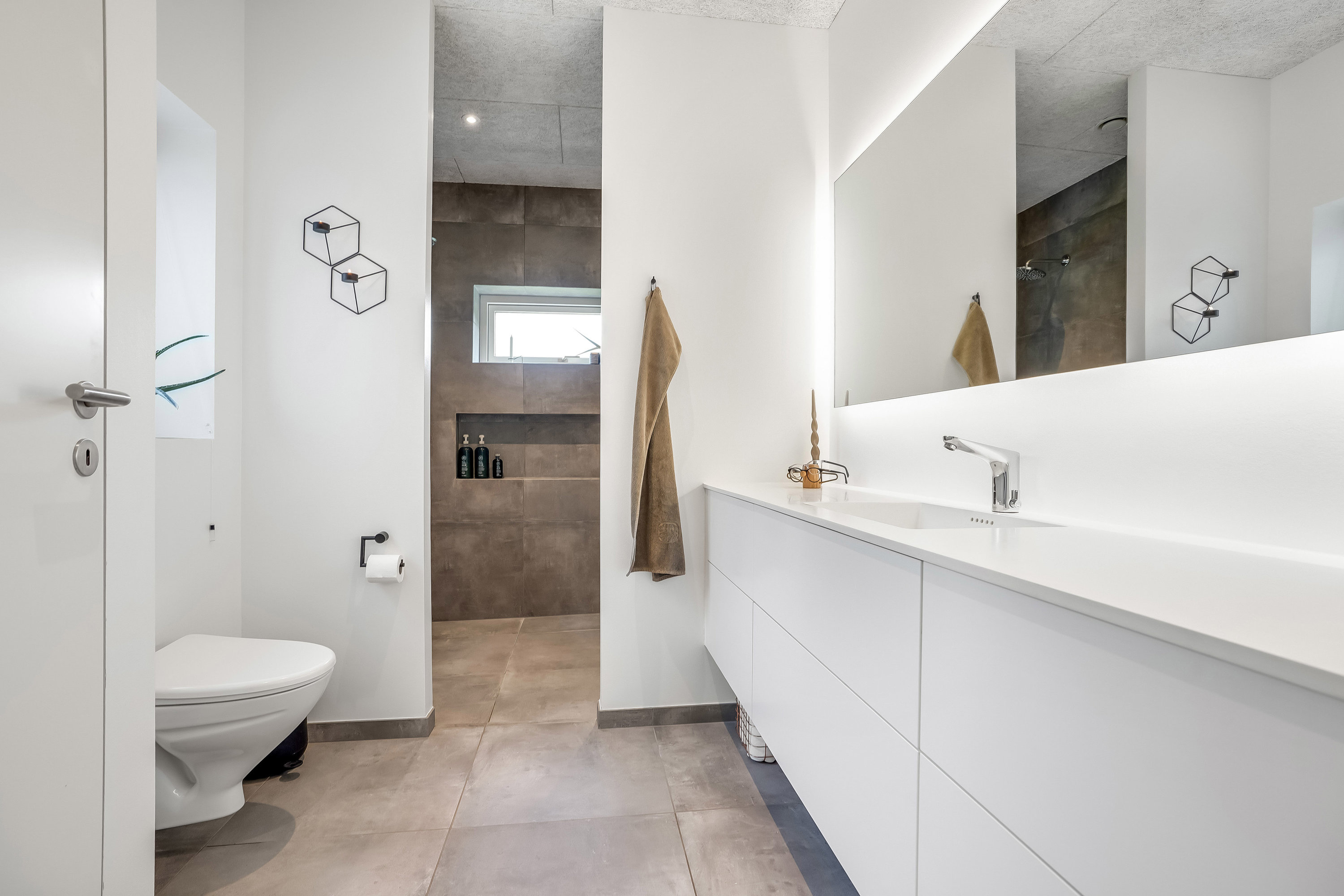 Fremhævet badeværelse billede i fuldskærmstilstand. Billede af Hønseringen 5, 7190 Billund