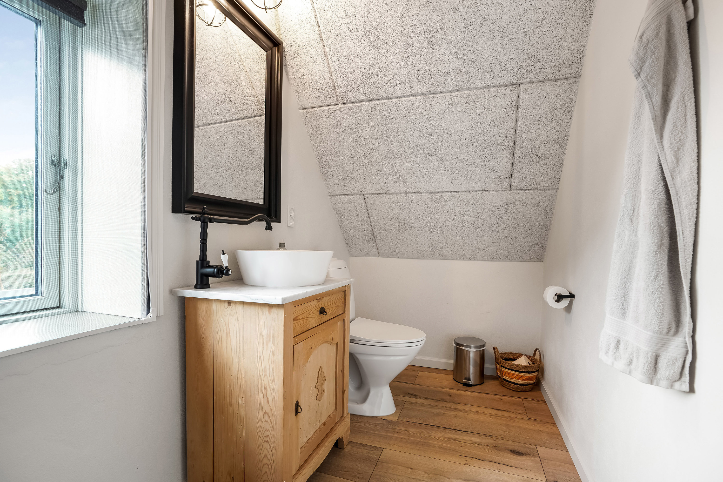 Fremhævet toilet billede i fuldskærmstilstand. Billede af Jernbanealle 13, Tofterup, 7200 Grindsted