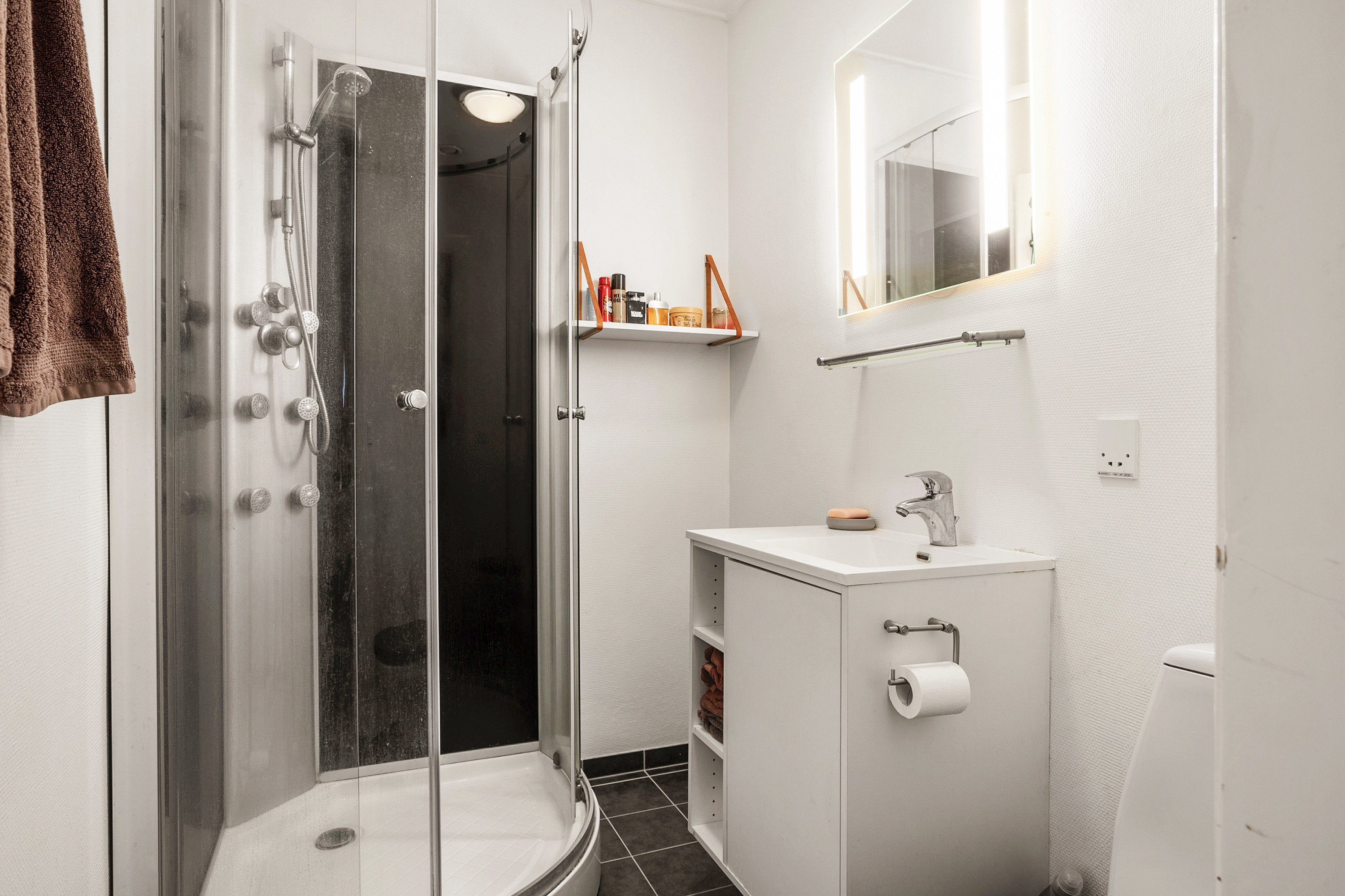 Fremhævet badeværelse billede i fuldskærmstilstand. Billede af Søndermark 2, Røllum, 6200 Aabenraa