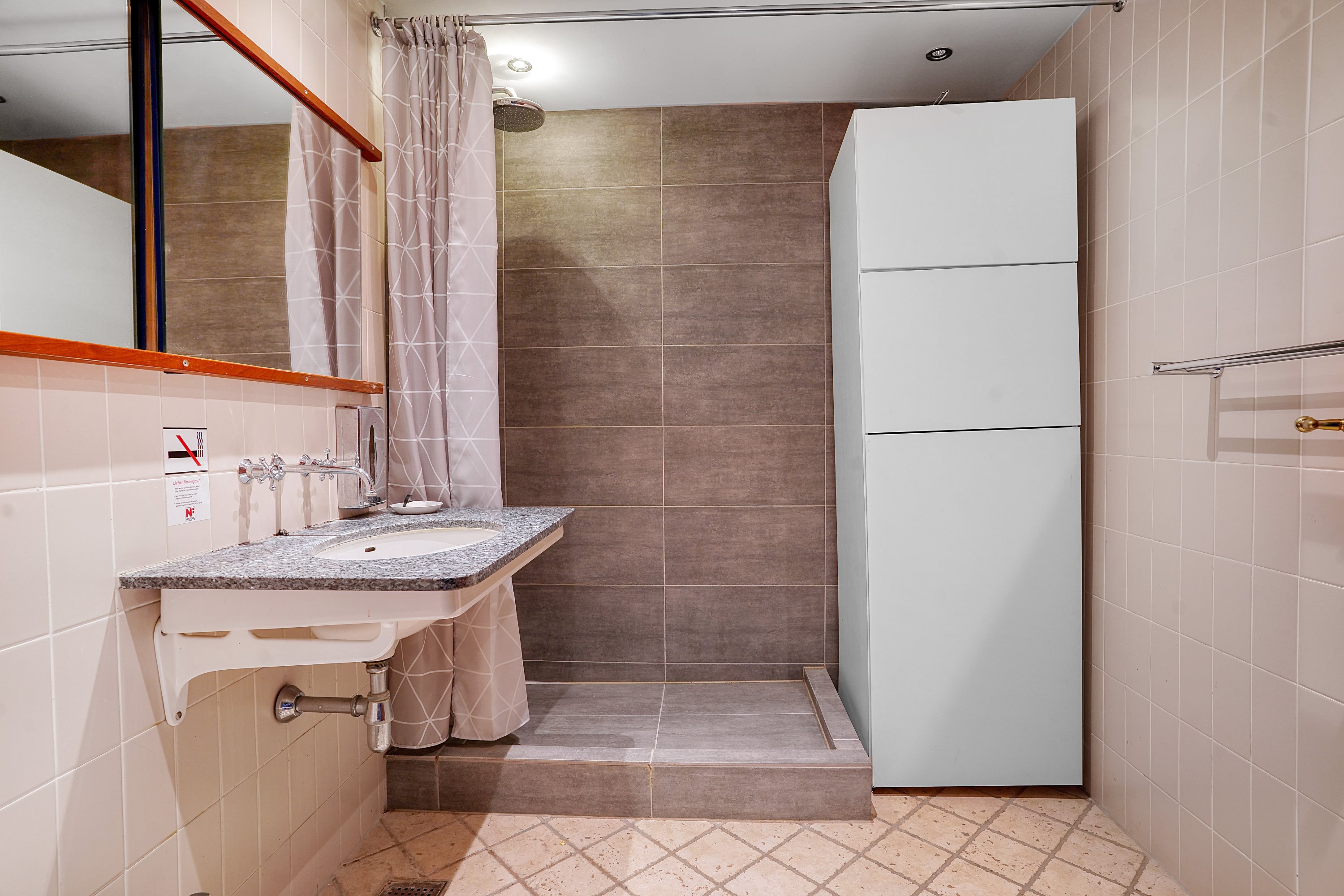 Fremhævet badeværelse billede i fuldskærmstilstand. Billede af Nordre Strandvej 2F, 1. 612., 3000 Helsingør