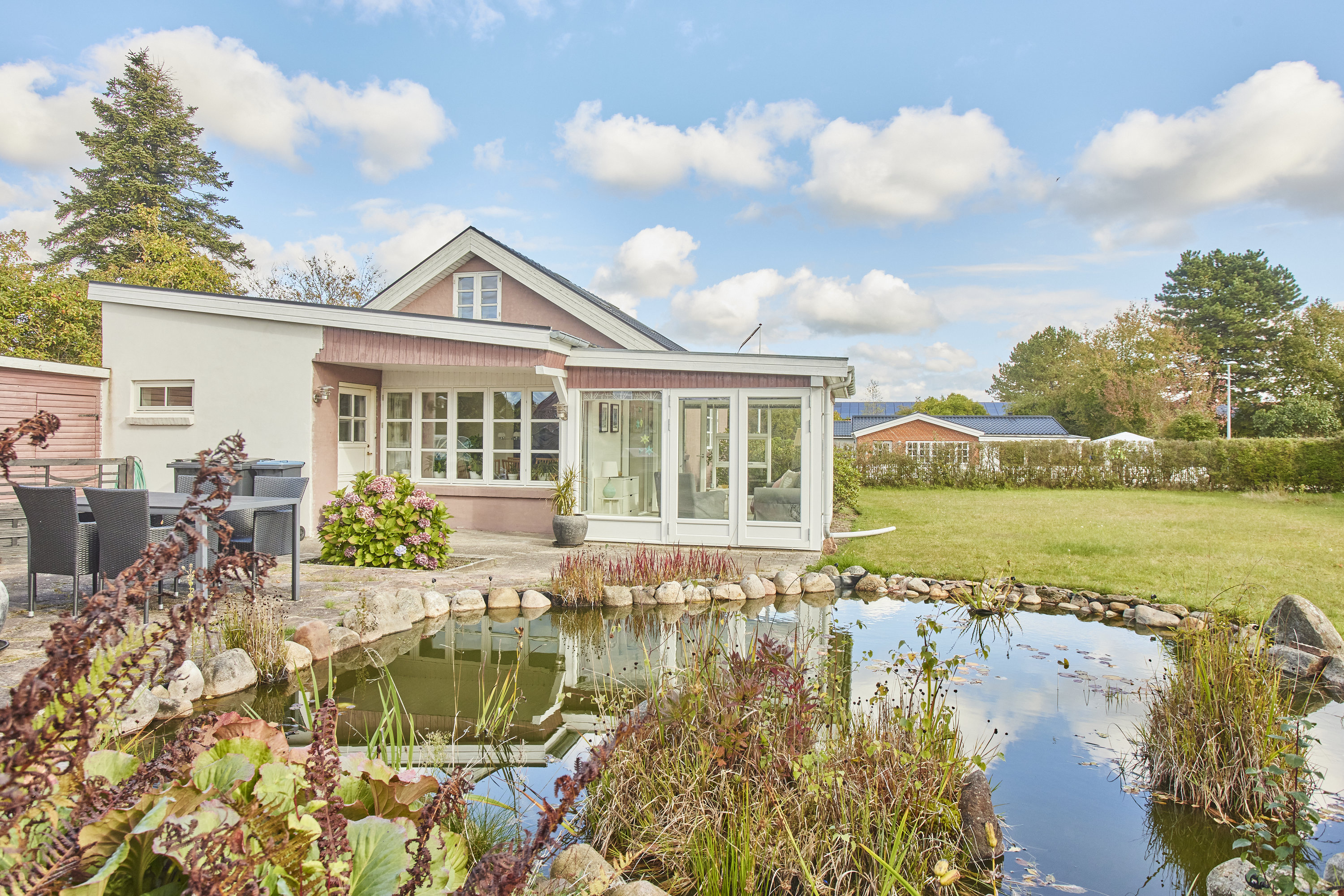 Fremhævet udestue billede i fuldskærmstilstand. Billede af Elme Allé 22, 8600 Silkeborg