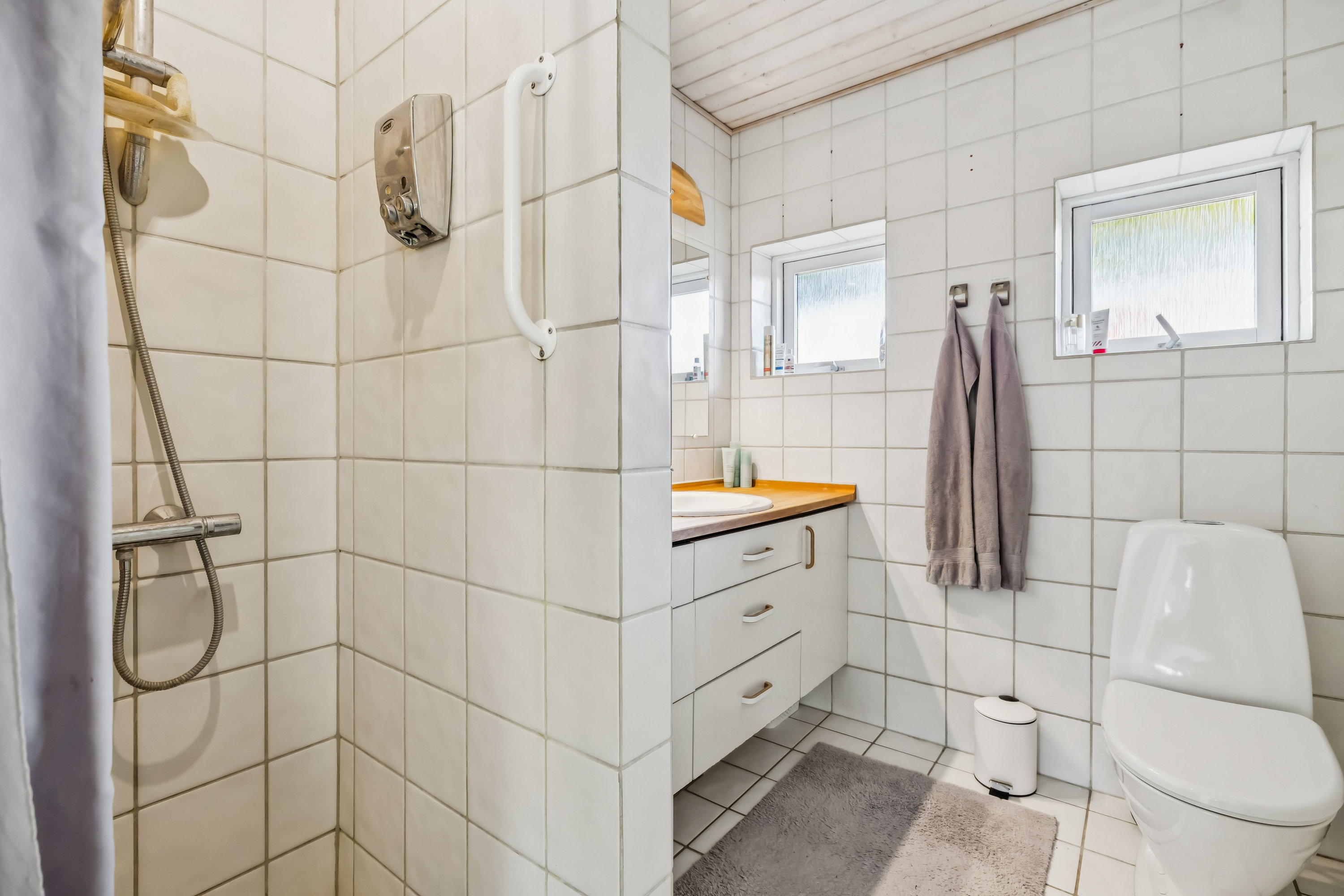 Fremhævet badeværelse billede i fuldskærmstilstand. Billede af Granhøjen 30, Vrold, 8660 Skanderborg