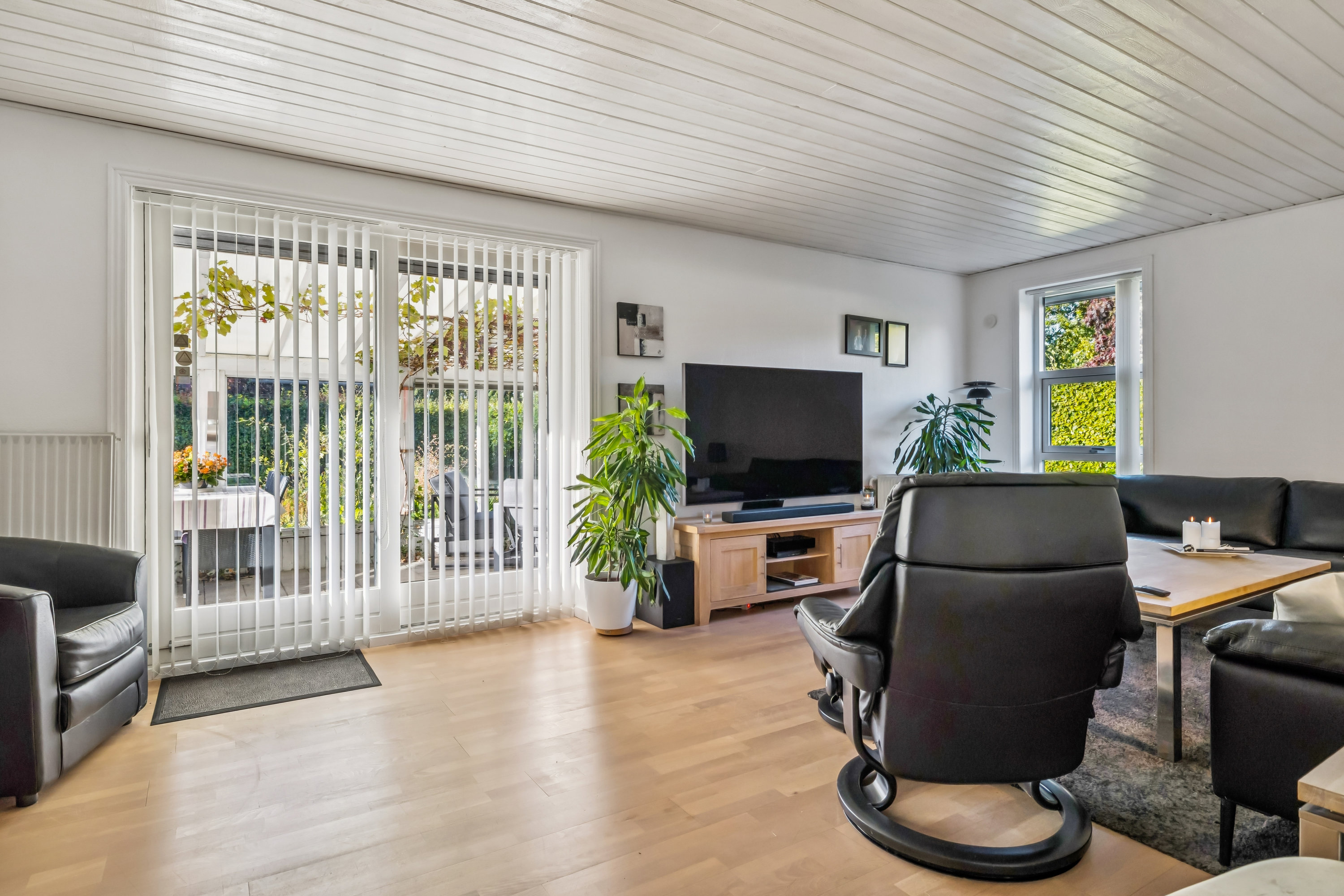 Fremhævet stue billede i fuldskærmstilstand. Billede af Granhøjen 30, Vrold, 8660 Skanderborg