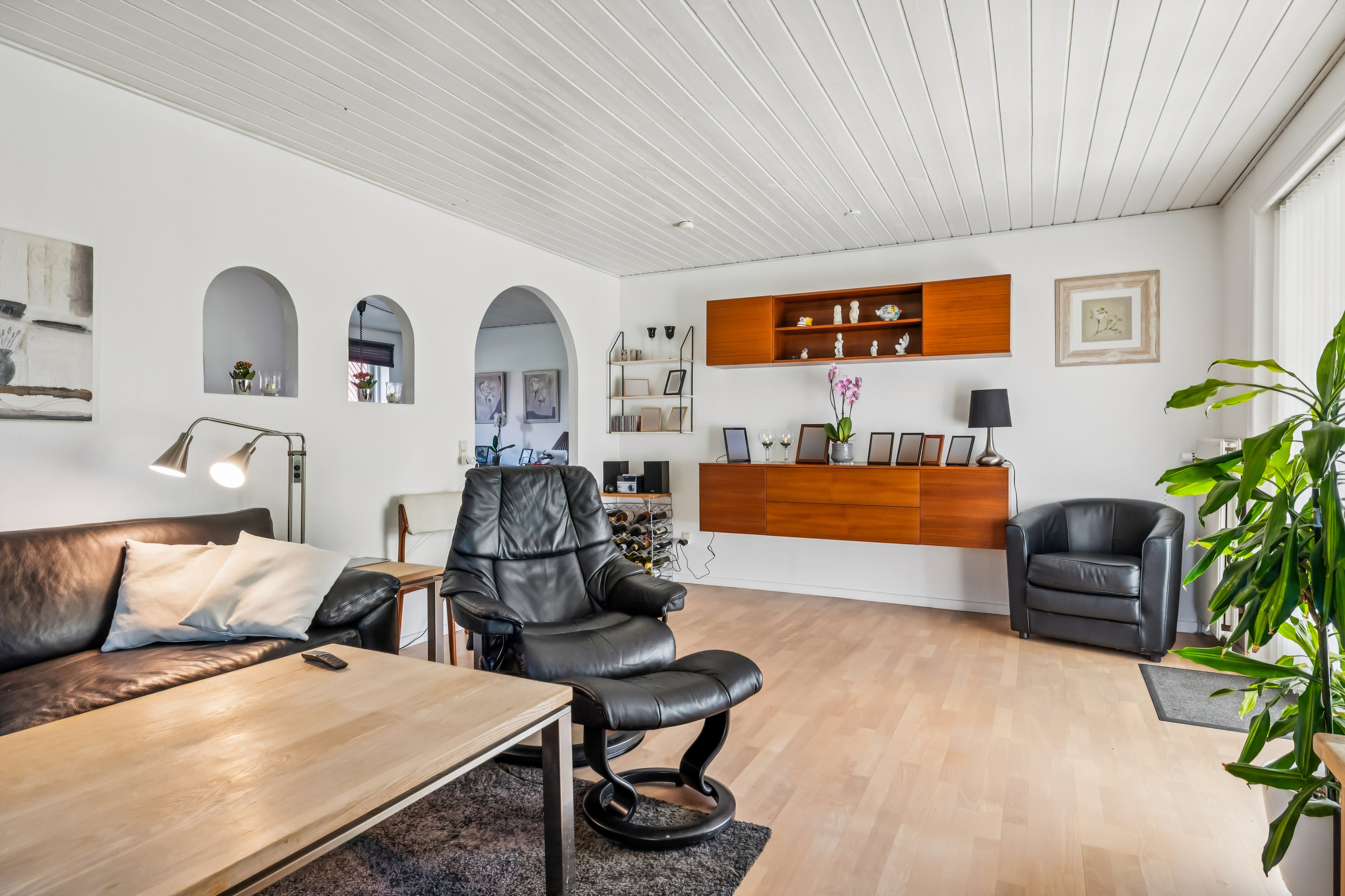 Fremhævet stue billede i fuldskærmstilstand. Billede af Granhøjen 30, Vrold, 8660 Skanderborg