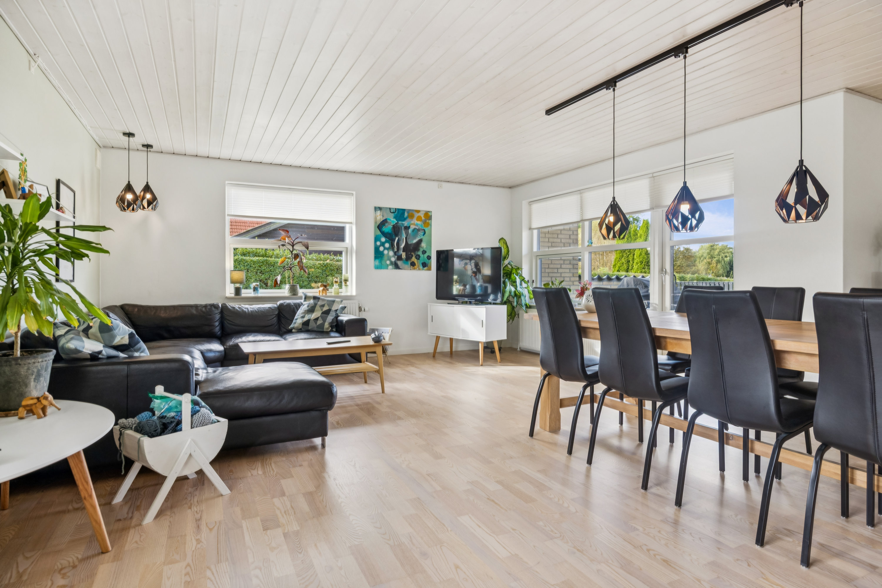 Fremhævet stue billede i fuldskærmstilstand. Billede af Østerhavensvej 3, 9362 Gandrup