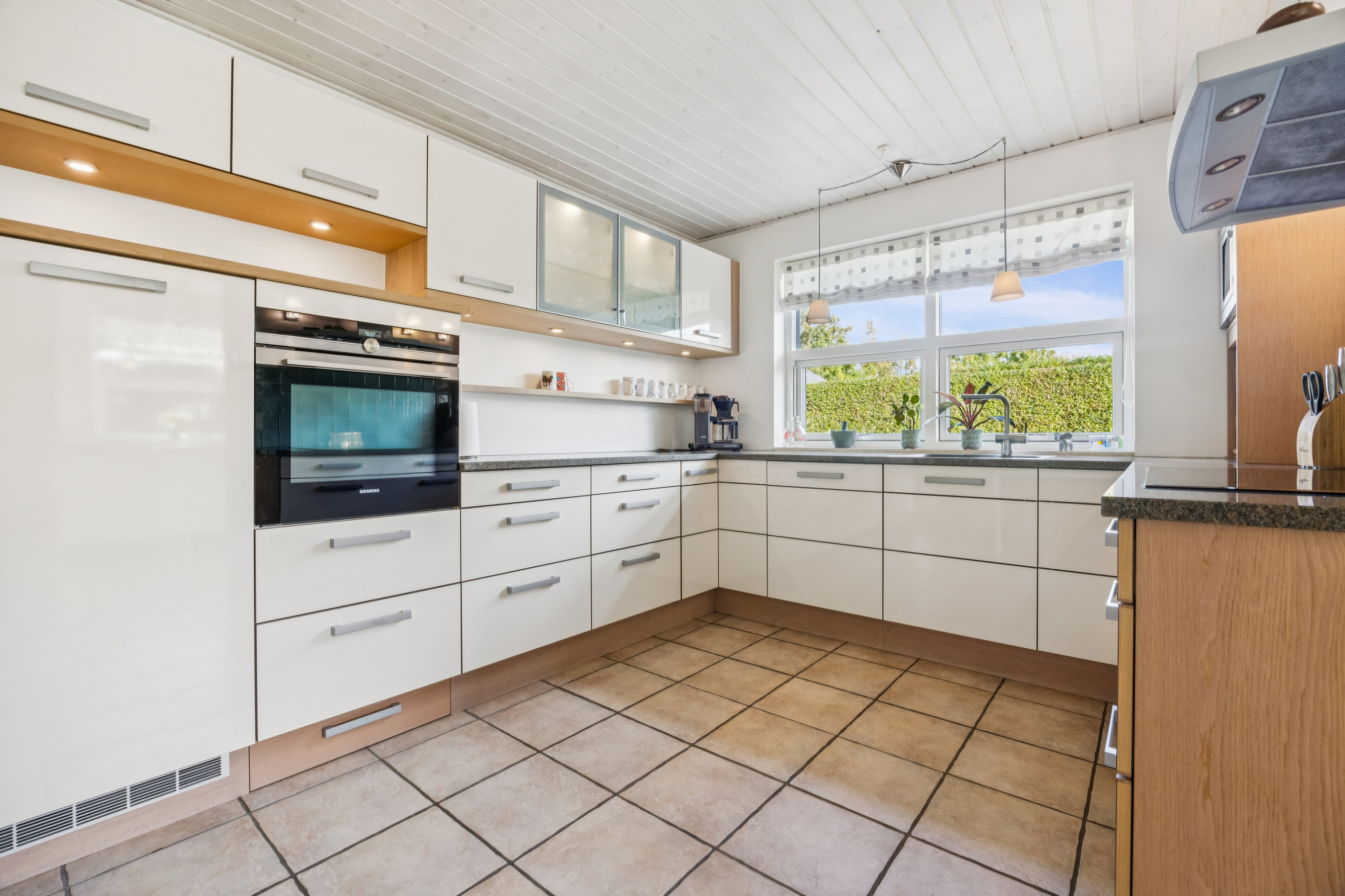 Fremhævet køkken billede i fuldskærmstilstand. Billede af Østerhavensvej 3, 9362 Gandrup