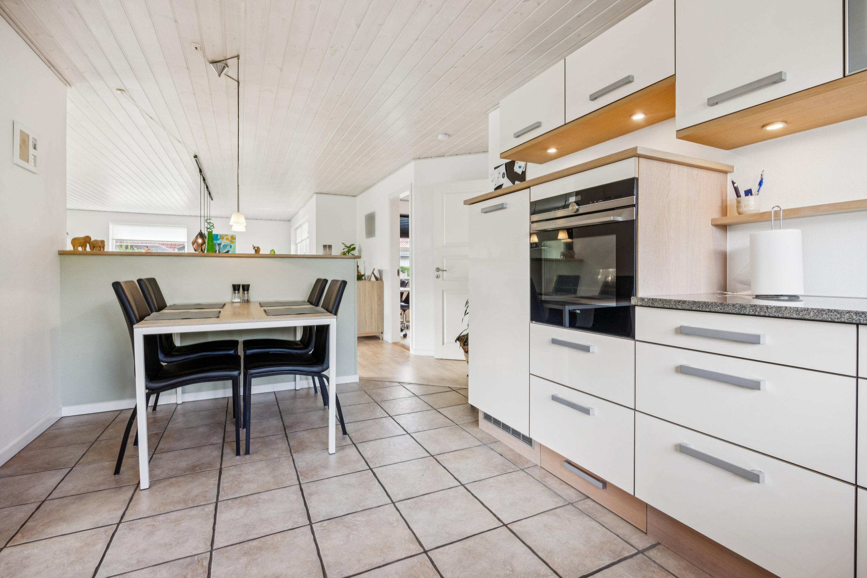 Fremhævet køkken billede i fuldskærmstilstand. Billede af Østerhavensvej 3, 9362 Gandrup