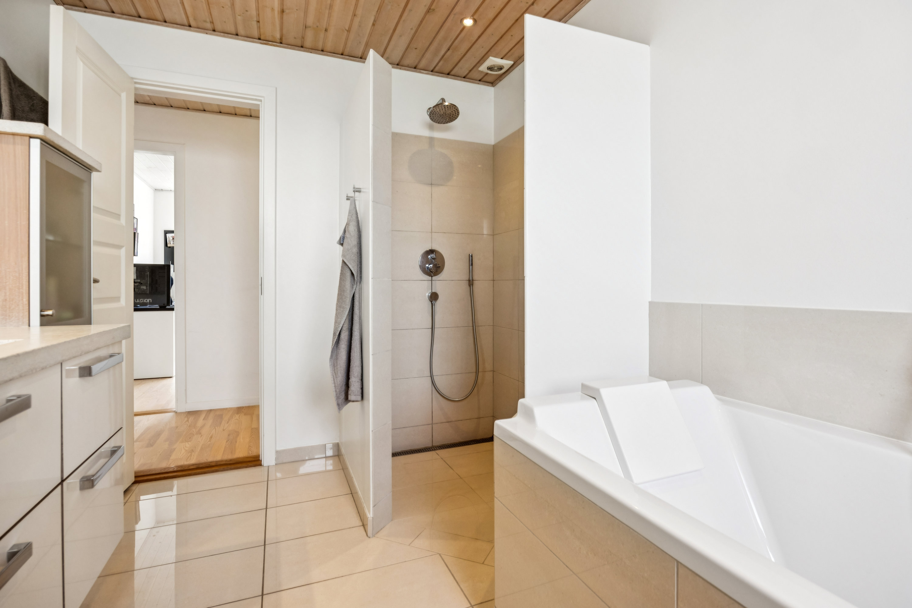 Fremhævet badeværelse billede i fuldskærmstilstand. Billede af Østerhavensvej 3, 9362 Gandrup