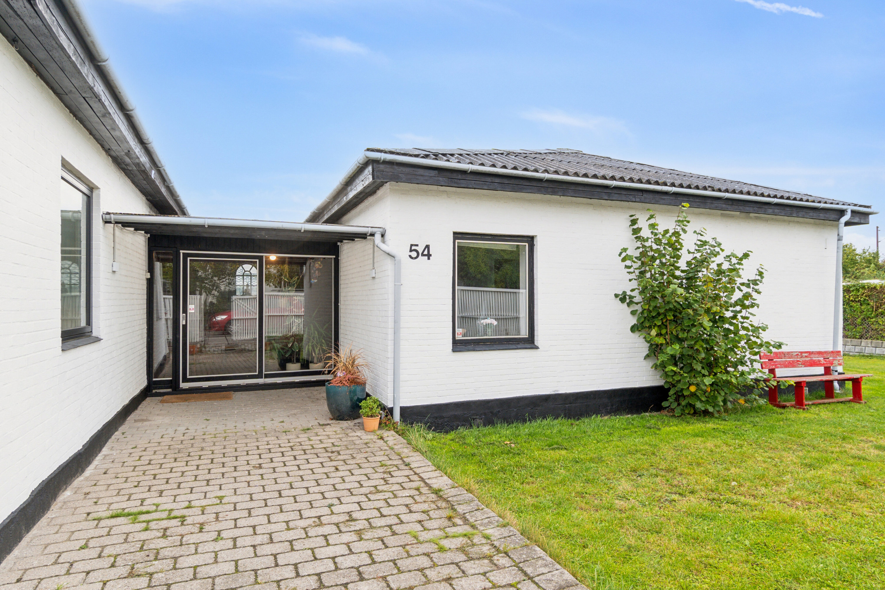 Fremhævet udendørs billede i fuldskærmstilstand. Billede af Vojensvej 54, 2610 Rødovre