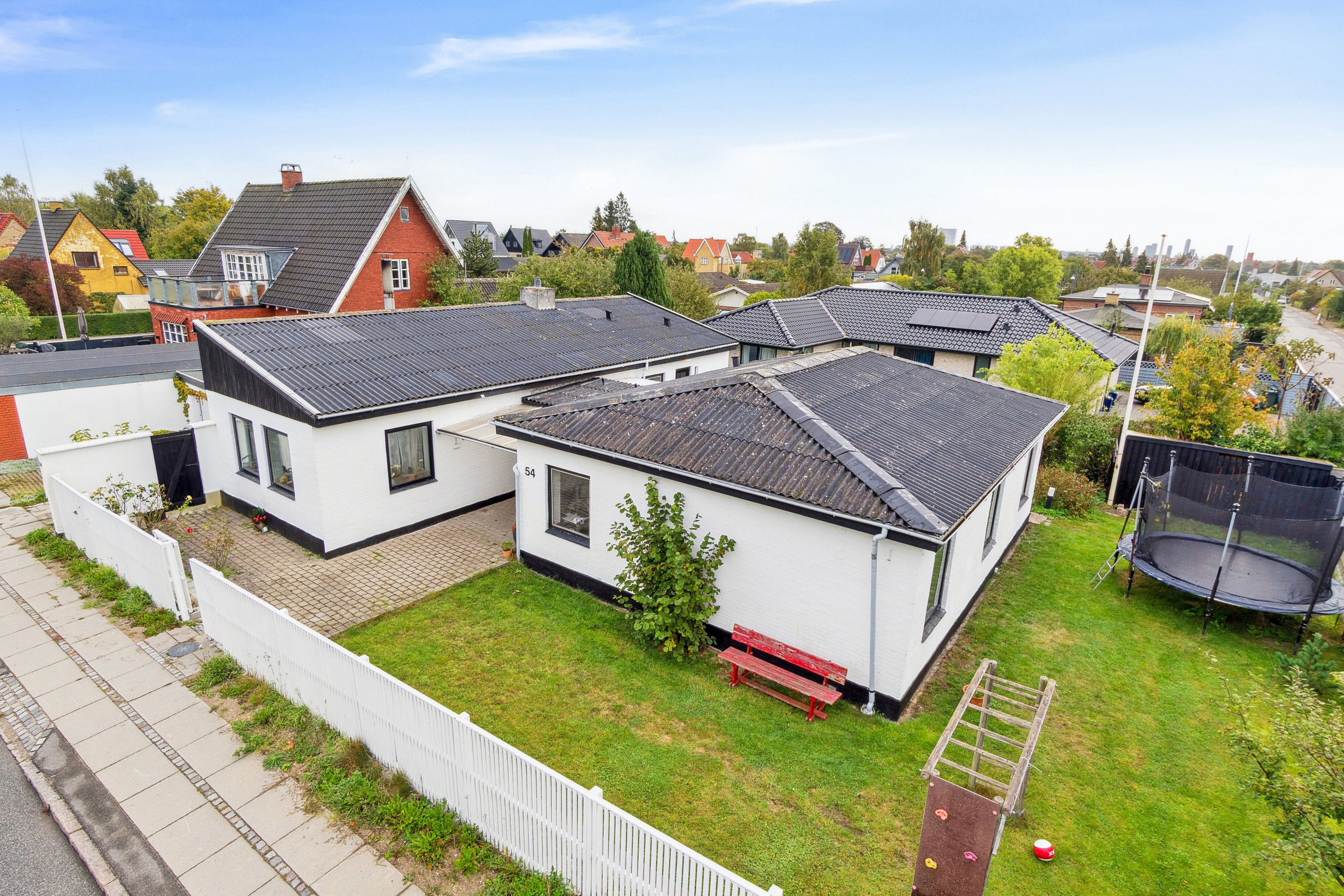 Miniaturebillede 1: set fra vejen. Billede af Vojensvej 54, 2610 Rødovre