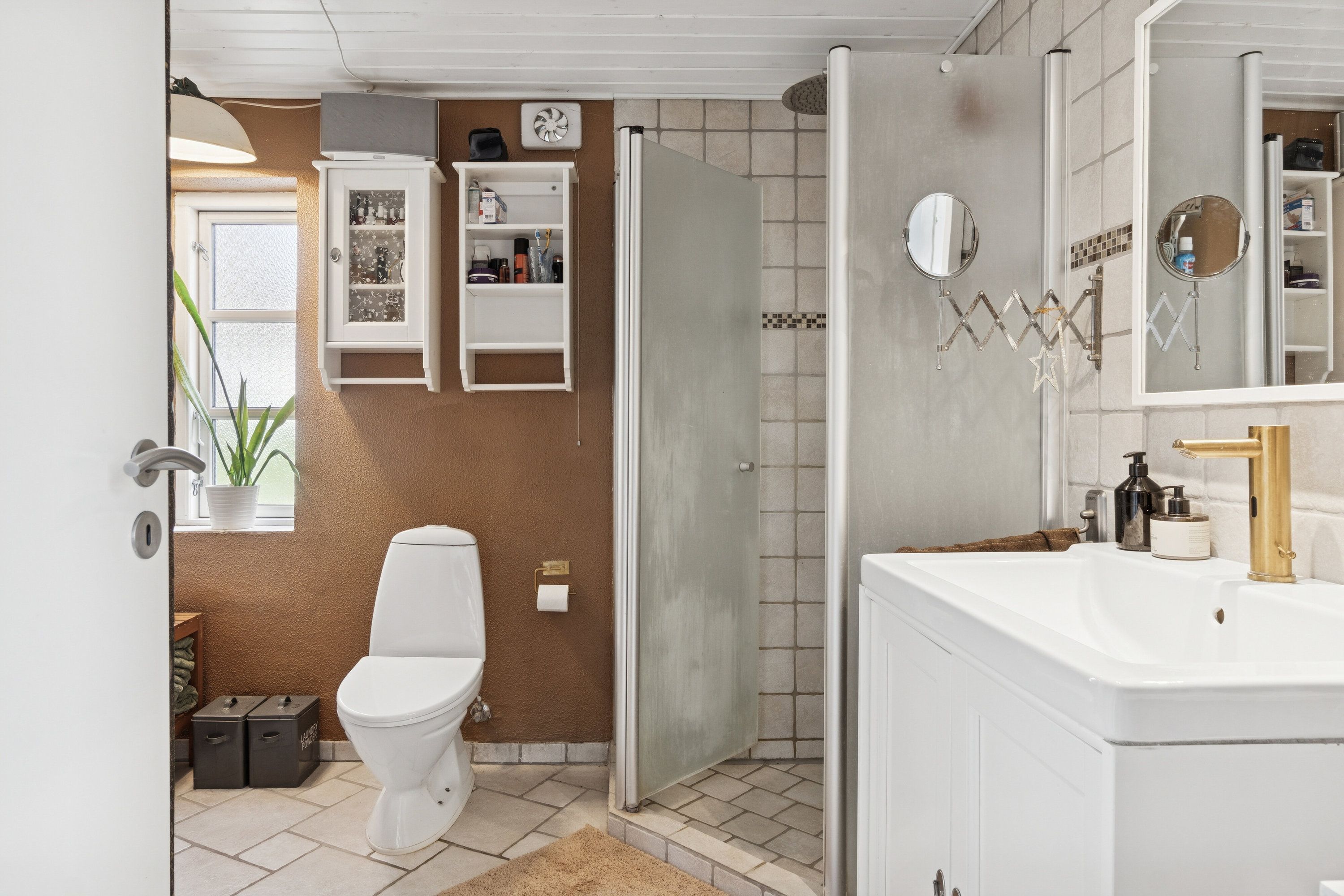 Fremhævet badeværelse billede i fuldskærmstilstand. Billede af Tåstrup Byvej 1, 4300 Holbæk