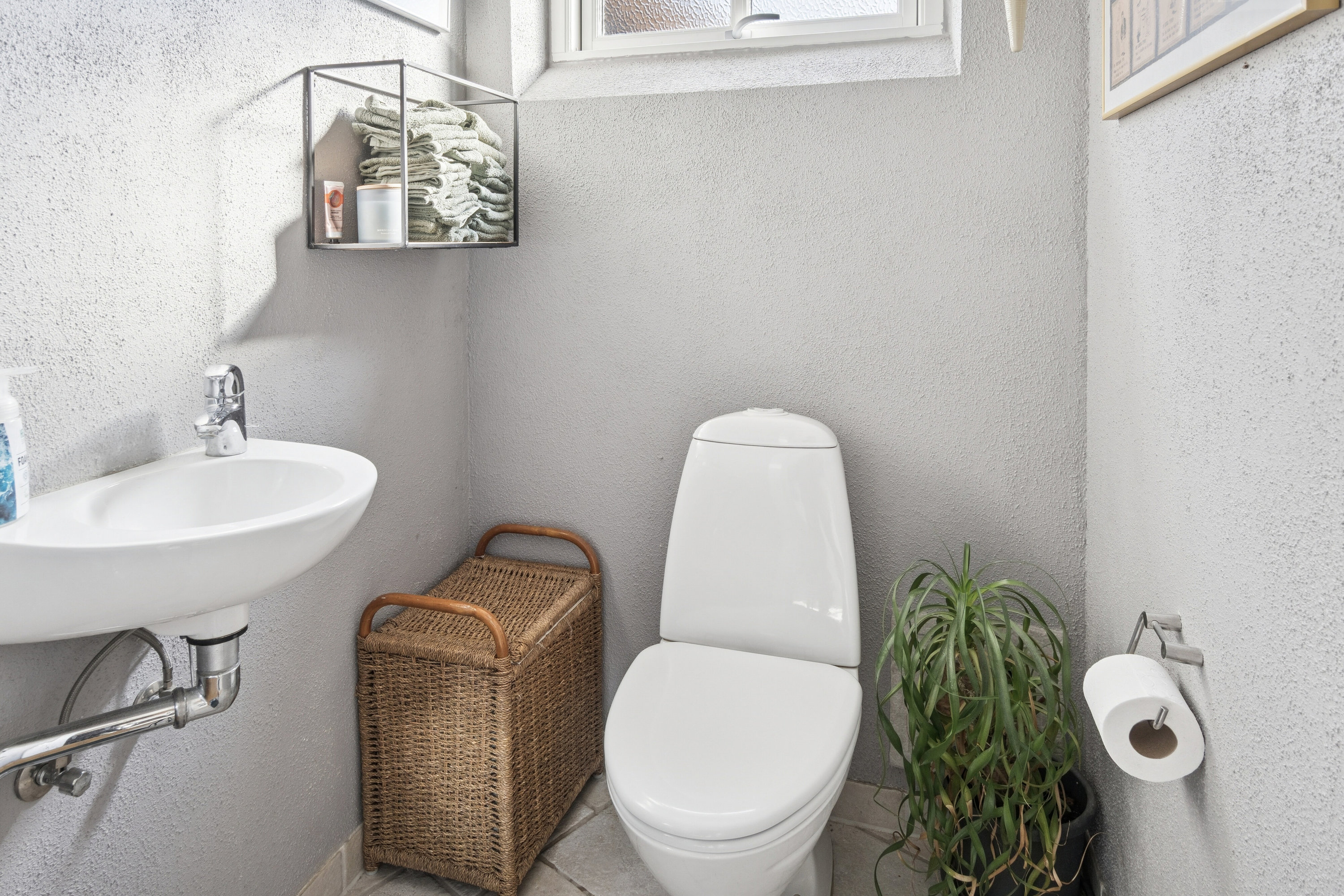 Fremhævet toilet billede i fuldskærmstilstand. Billede af Tåstrup Byvej 1, 4300 Holbæk