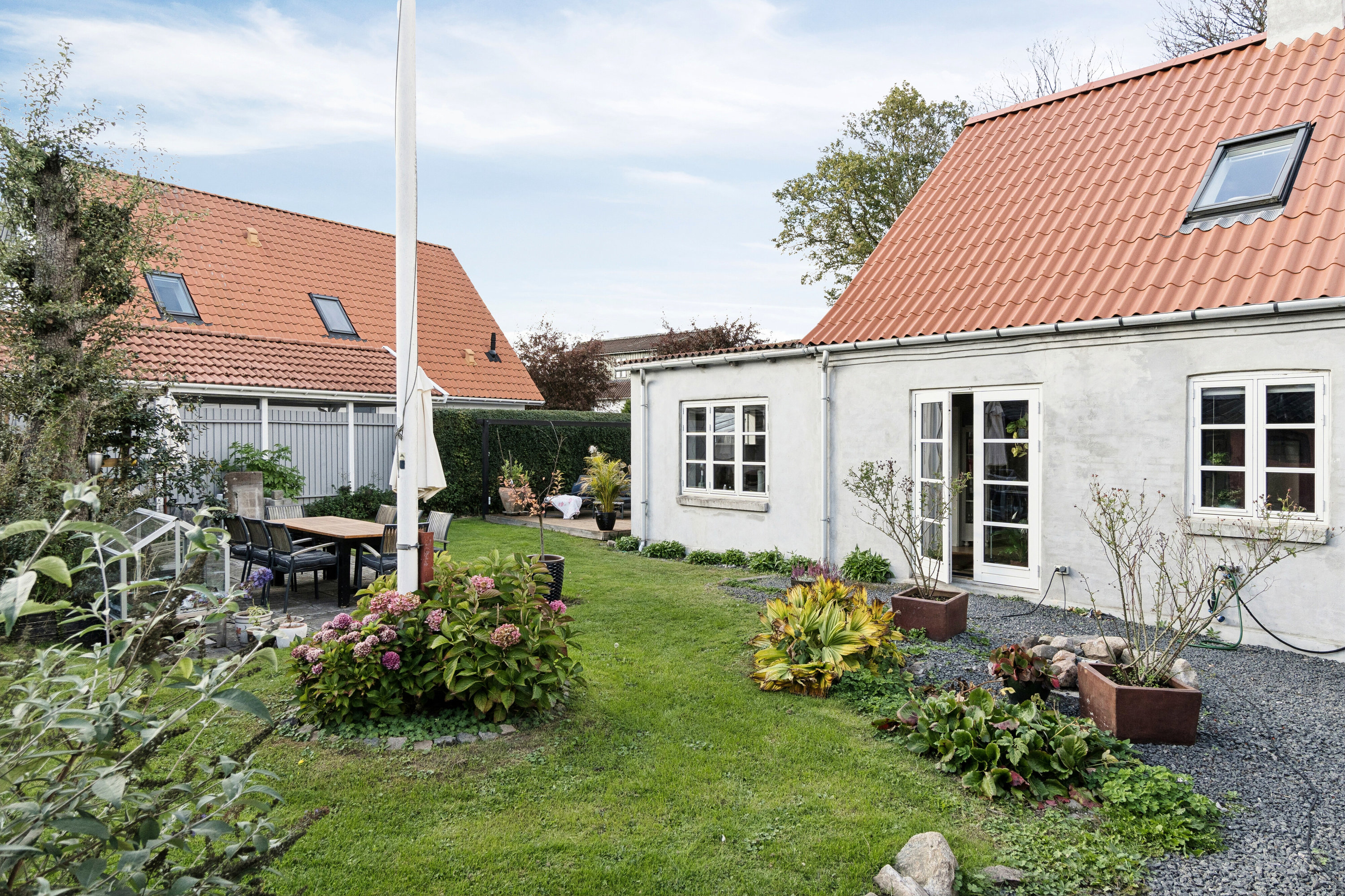 Fremhævet udendørs billede i fuldskærmstilstand. Billede af Tåstrup Byvej 1, 4300 Holbæk