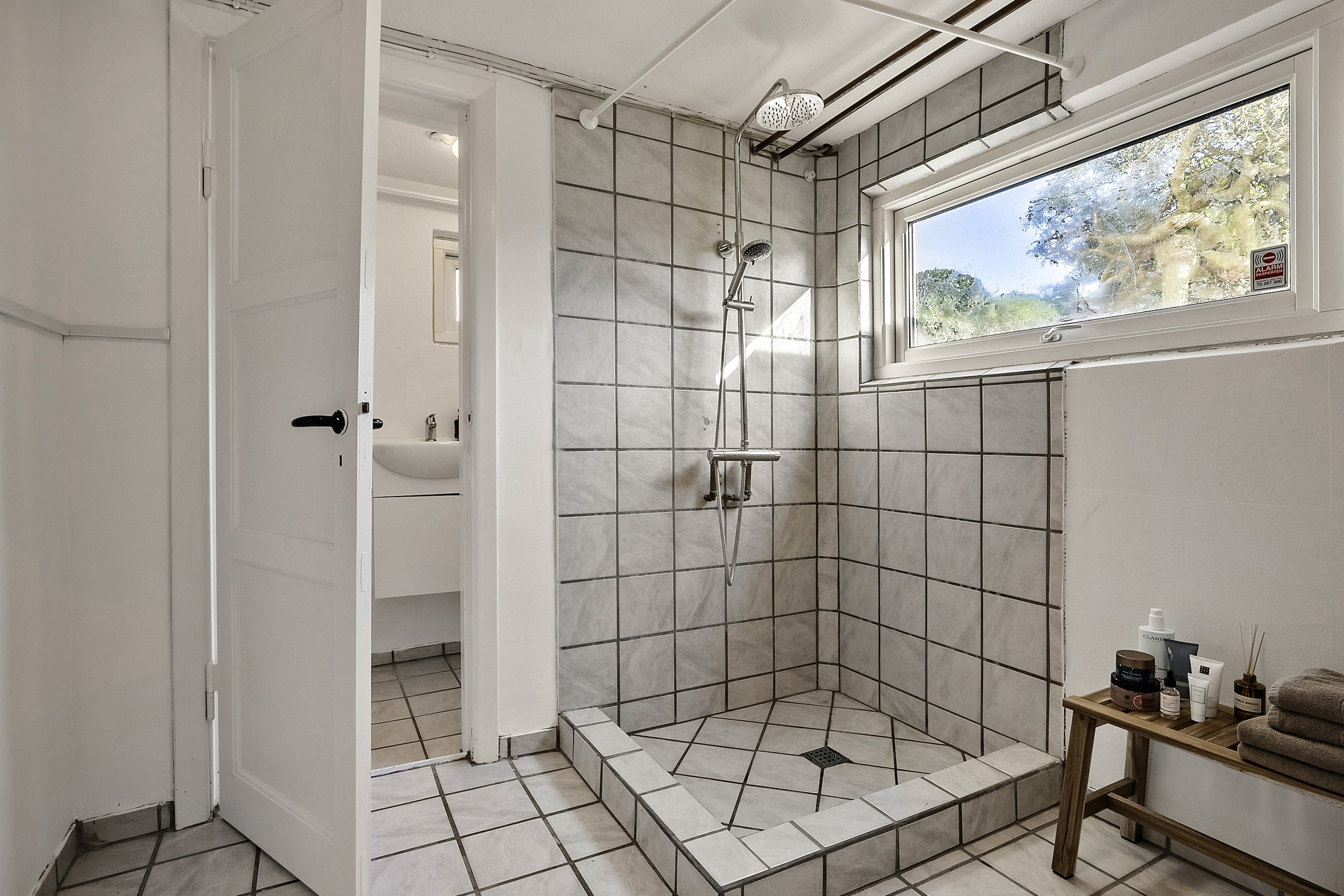 Fremhævet badeværelse billede i fuldskærmstilstand. Billede af Lærkevej 23, 4220 Korsør