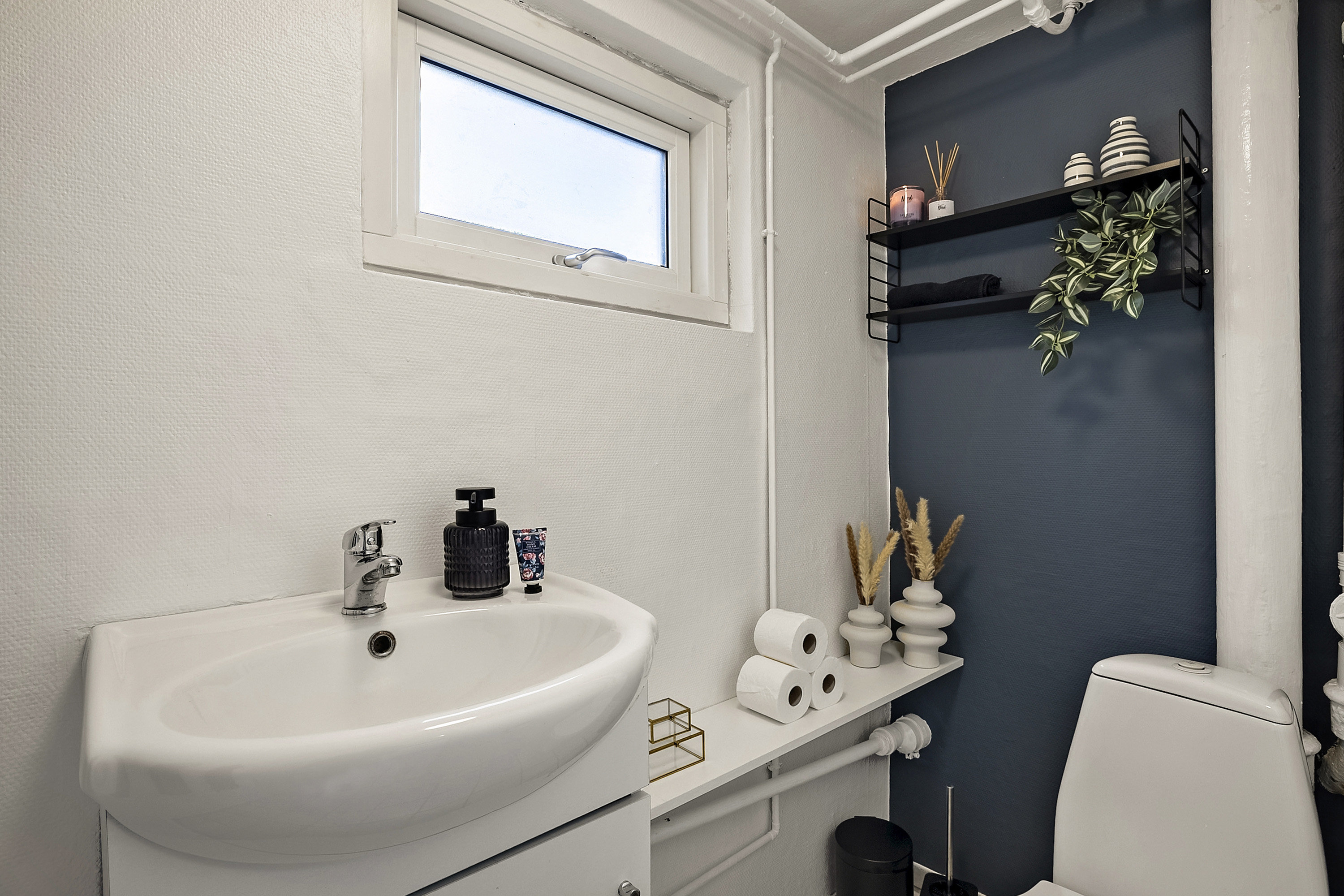 Fremhævet toilet billede i fuldskærmstilstand. Billede af Lærkevej 23, 4220 Korsør