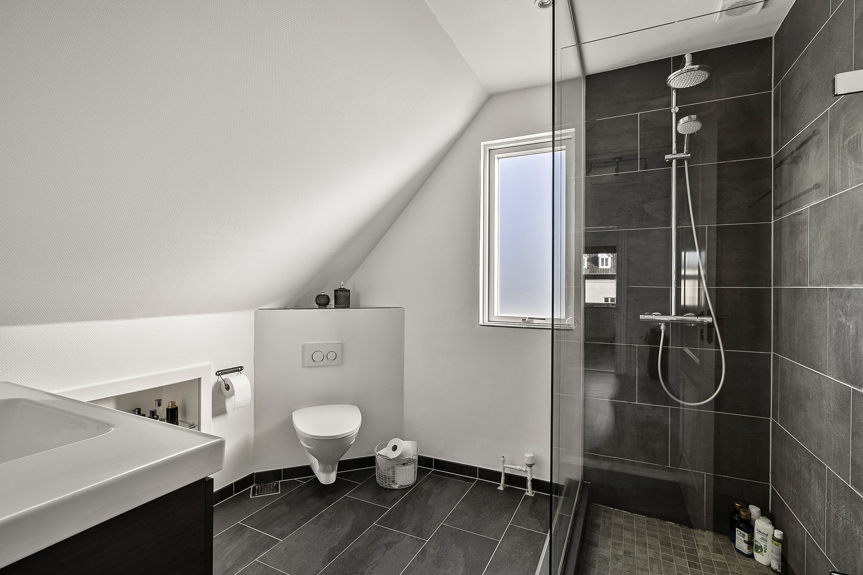 Fremhævet badeværelse billede i fuldskærmstilstand. Billede af Lærkevej 23, 4220 Korsør