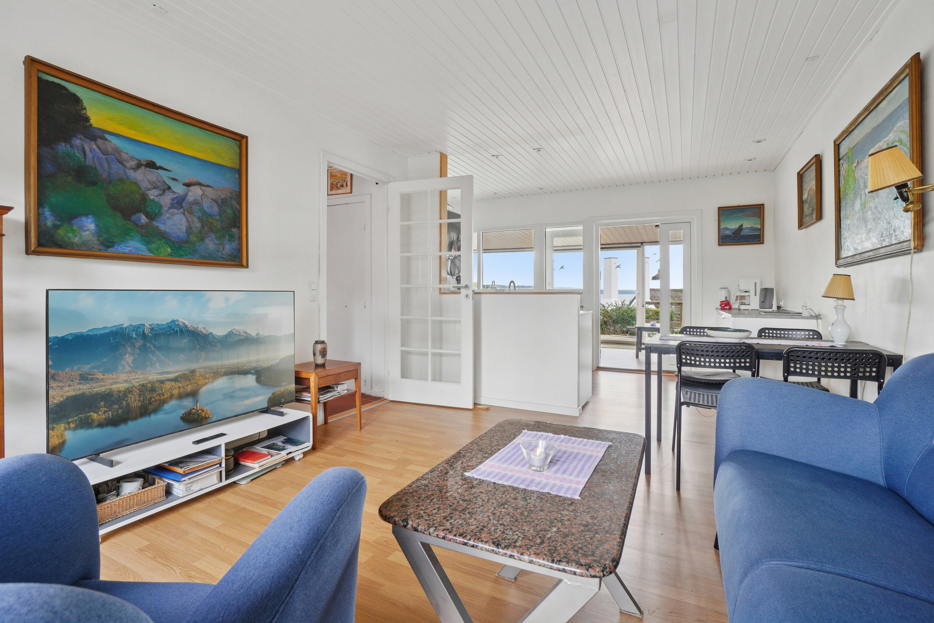 Fremhævet stue billede i fuldskærmstilstand. Billede af Løkkegade 34, Gudhjem, 3760 Gudhjem