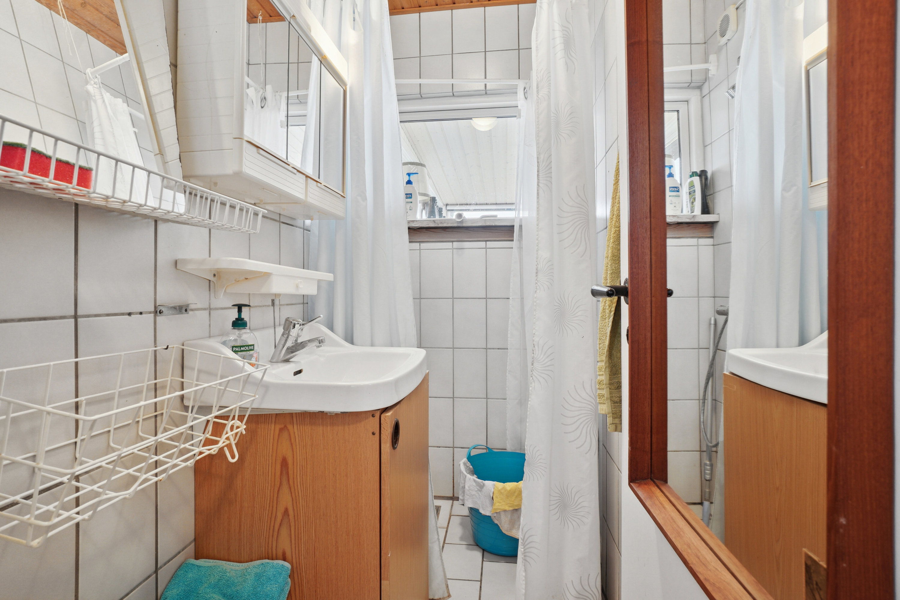 Fremhævet badeværelse billede i fuldskærmstilstand. Billede af Løkkegade 34, Gudhjem, 3760 Gudhjem