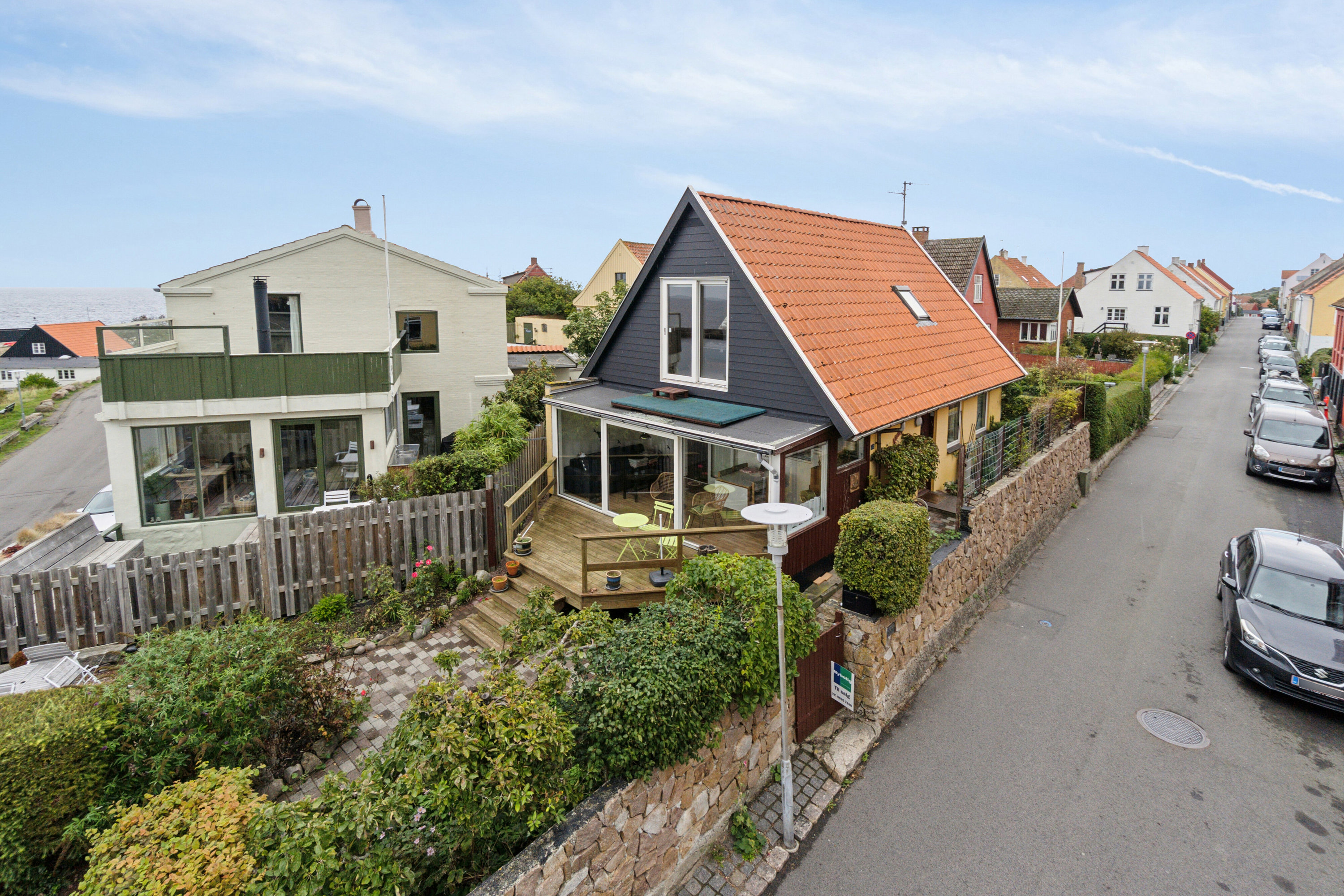 Miniaturebillede 2: set fra vejen. Billede af Løkkegade 34, Gudhjem, 3760 Gudhjem