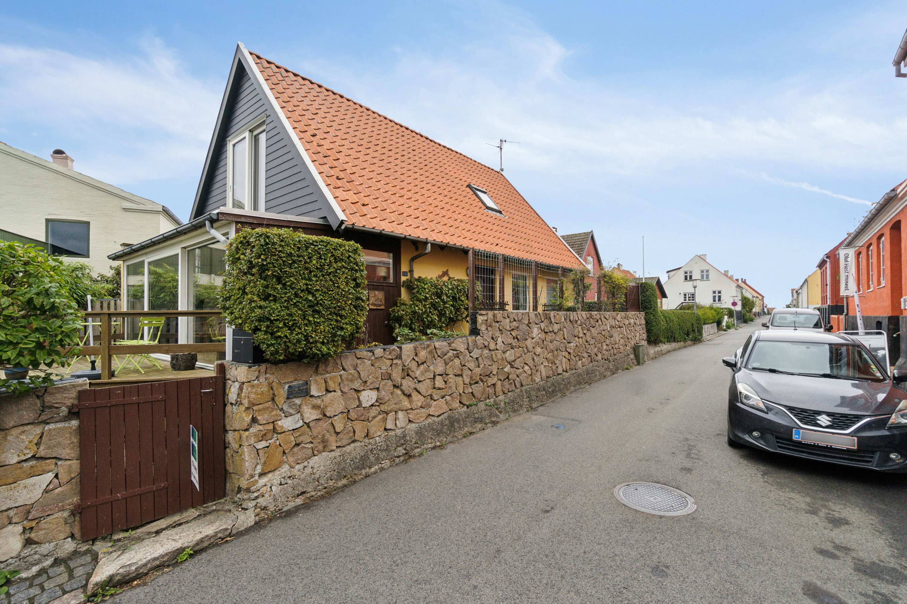 Fremhævet set fra vejen billede i fuldskærmstilstand. Billede af Løkkegade 34, Gudhjem, 3760 Gudhjem