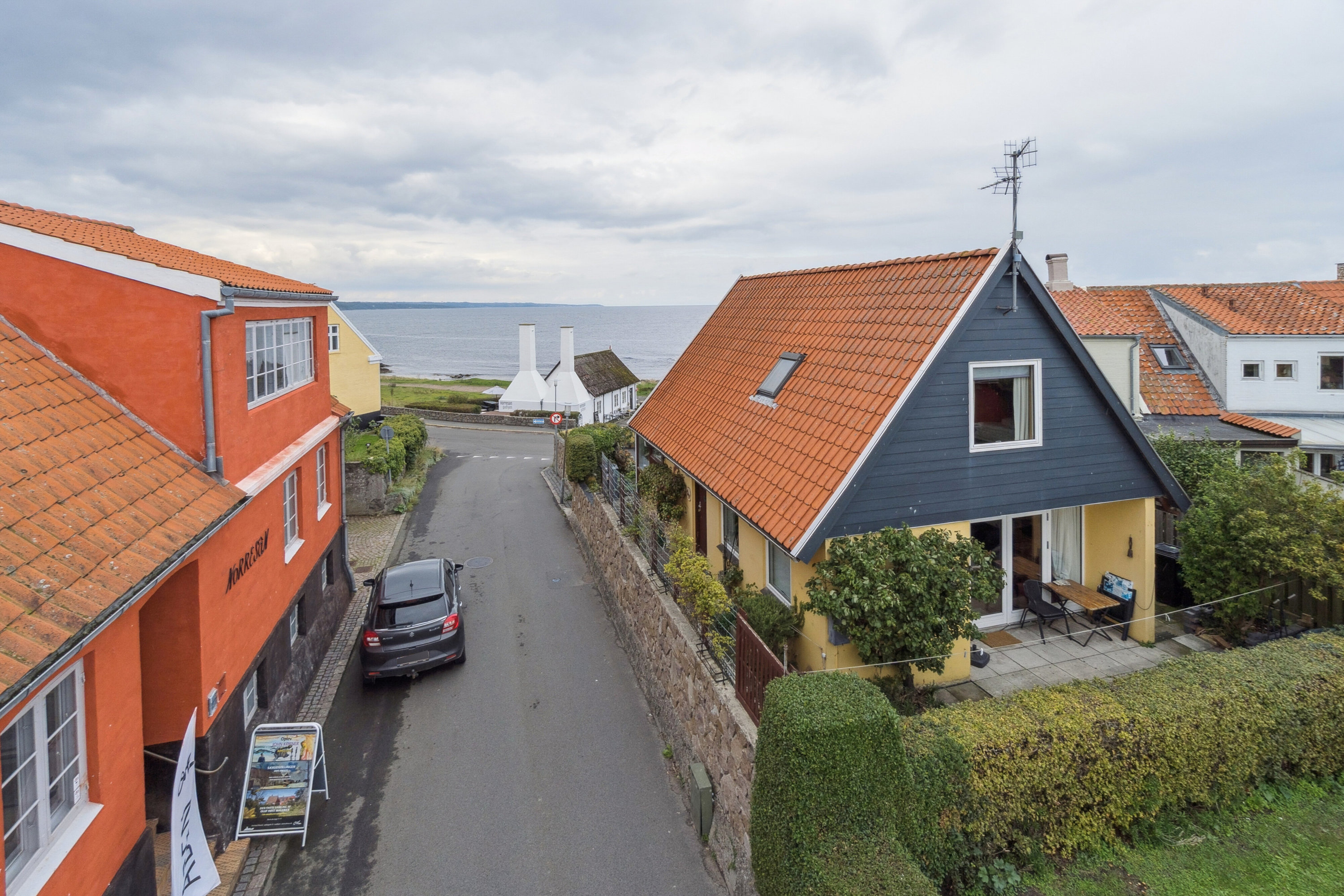 Fremhævet set fra vejen billede i fuldskærmstilstand. Billede af Løkkegade 34, Gudhjem, 3760 Gudhjem