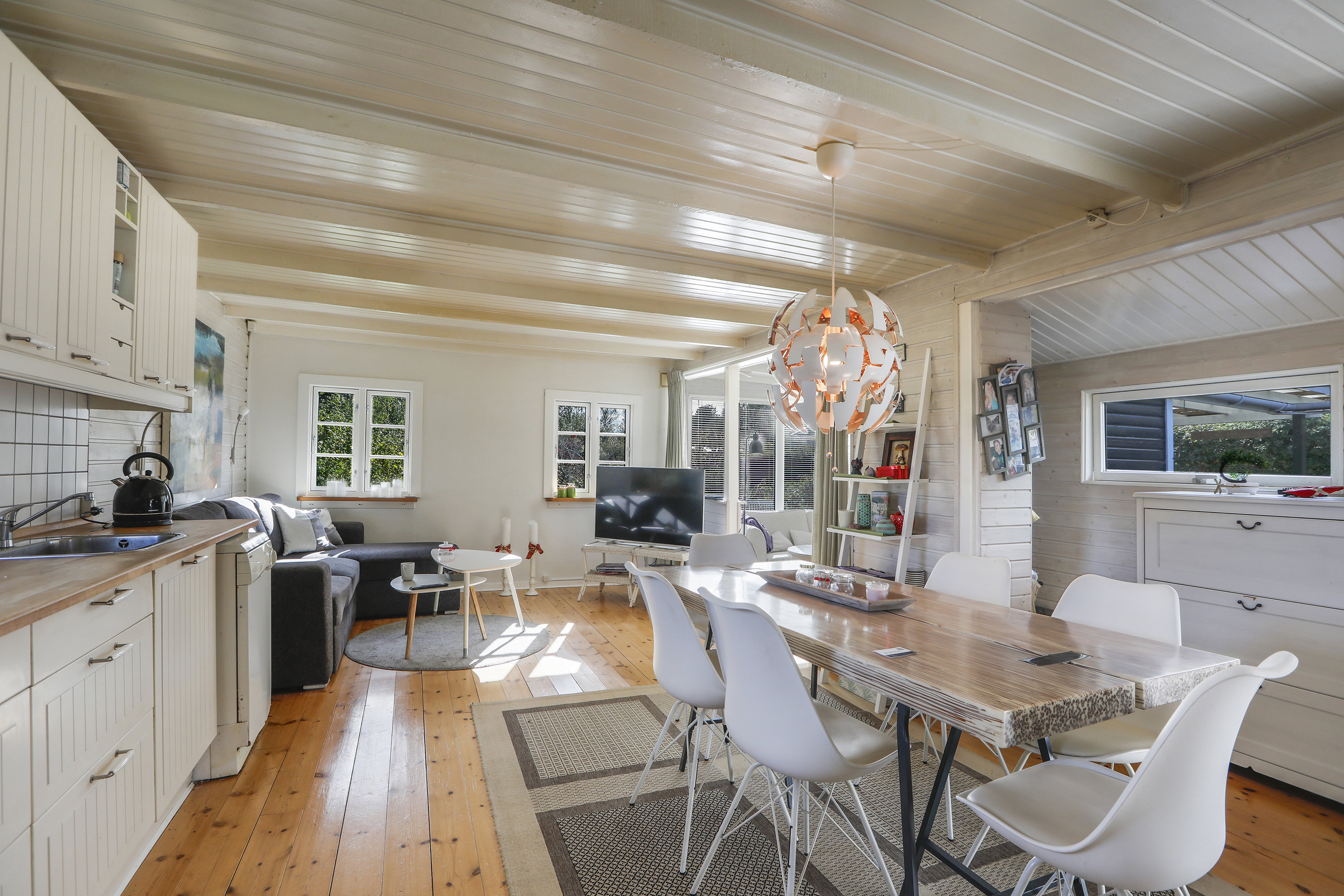 Fremhævet køkken-alrum billede i fuldskærmstilstand. Billede af Bifrost 4, Godthåb, 2740 Skovlunde