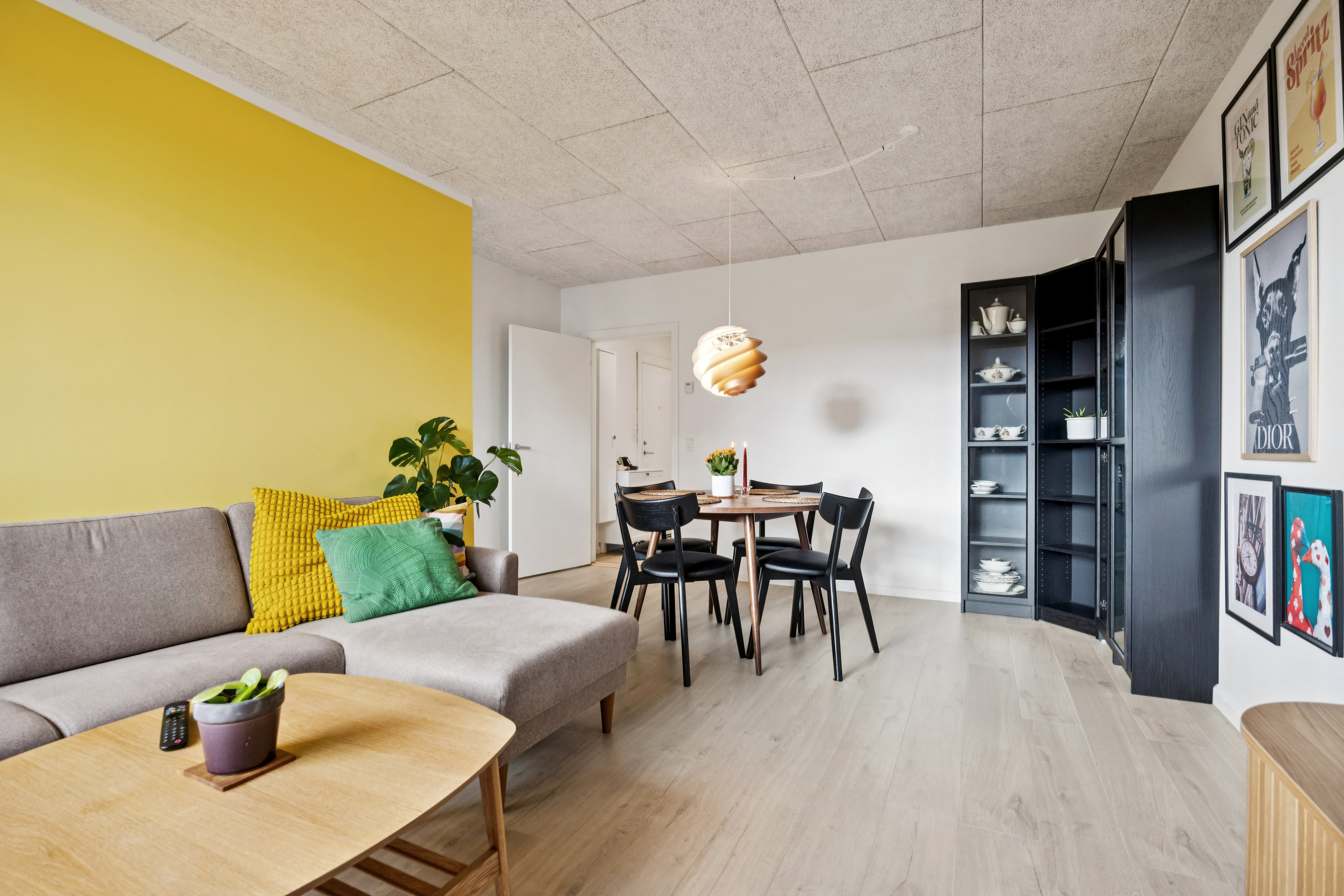 Fremhævet stue billede i fuldskærmstilstand. Billede af Dronningensgade 13, 2. th., 9400 Nørresundby