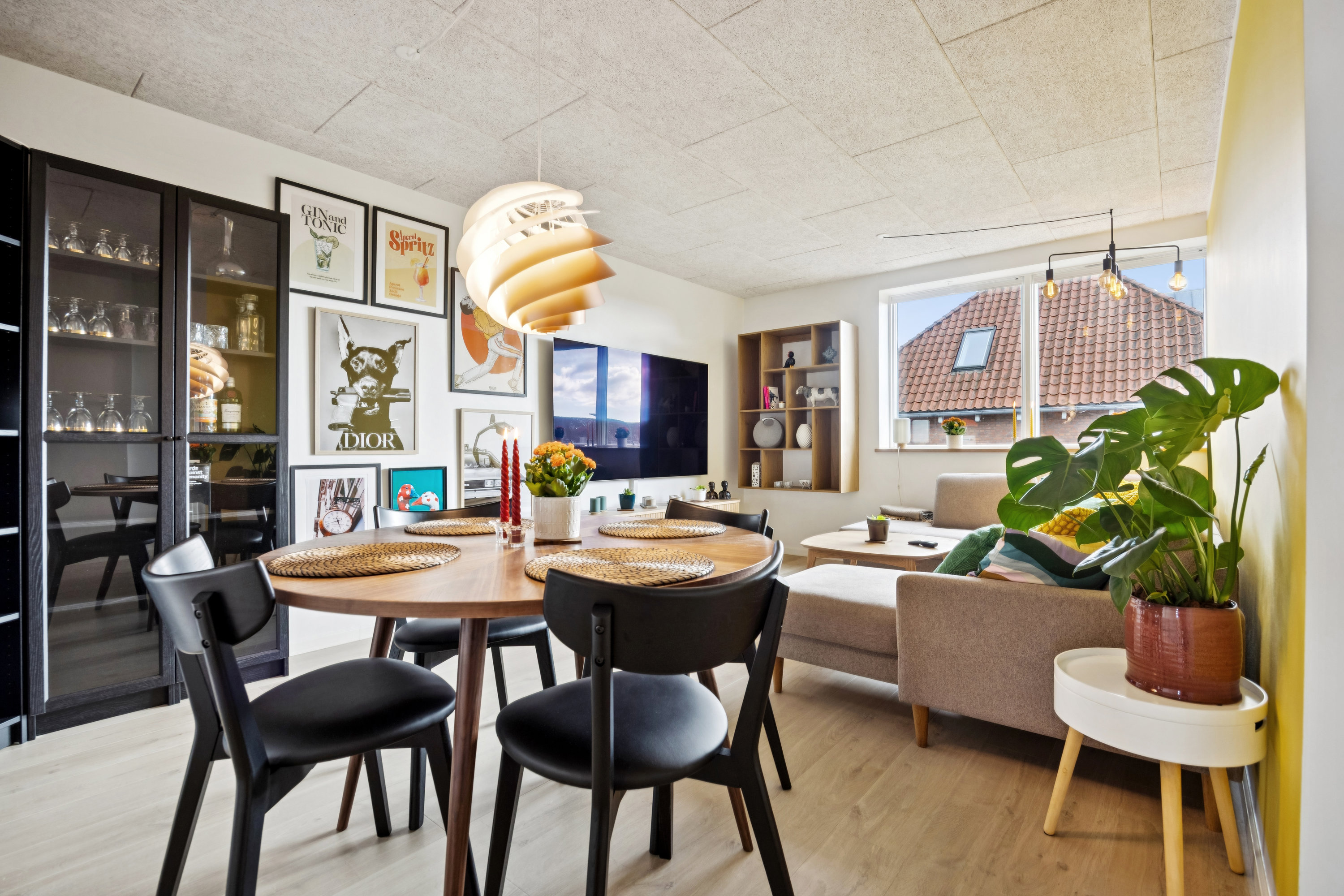 Fremhævet stue billede i fuldskærmstilstand. Billede af Dronningensgade 13, 2. th., 9400 Nørresundby