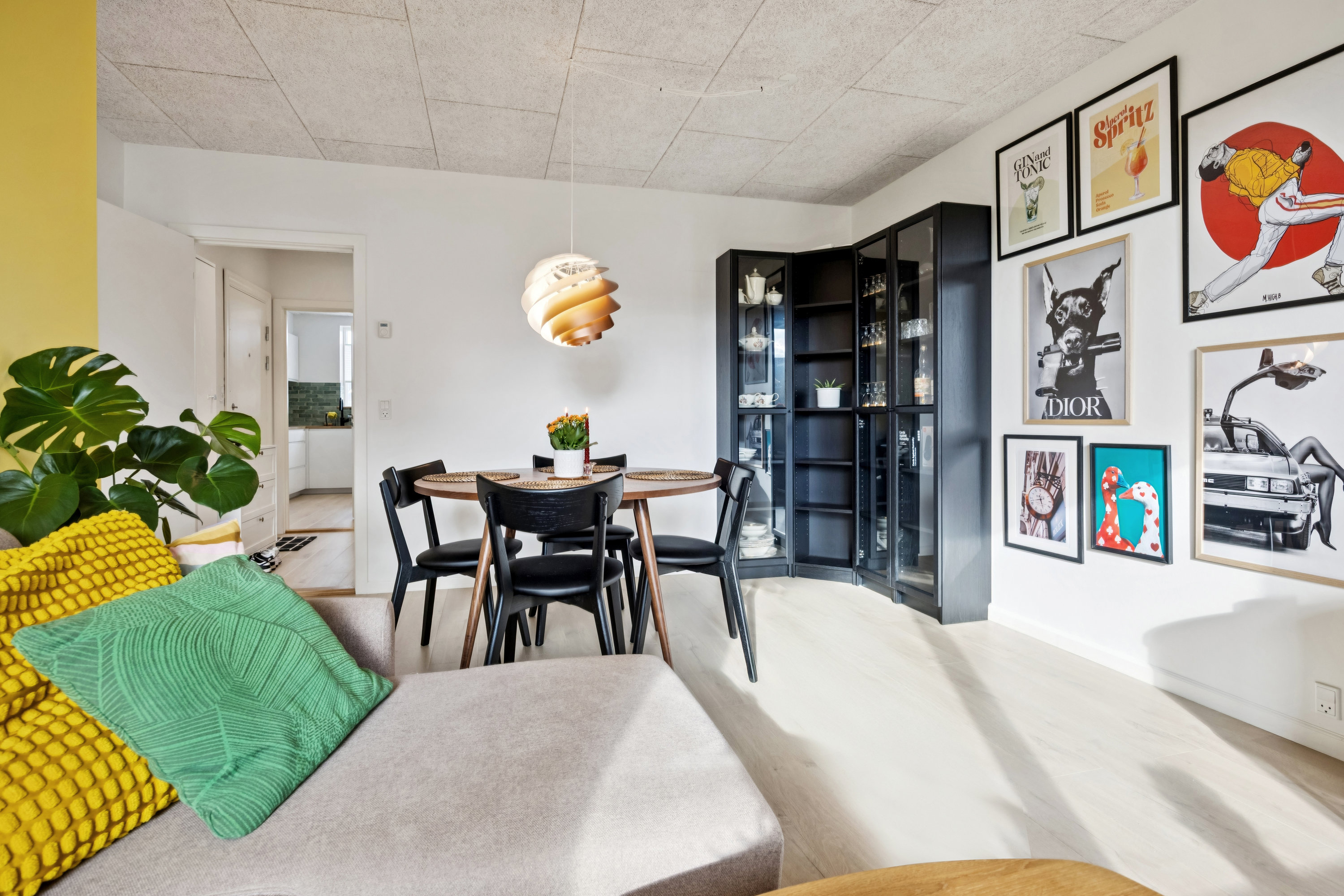 Fremhævet stue billede i fuldskærmstilstand. Billede af Dronningensgade 13, 2. th., 9400 Nørresundby