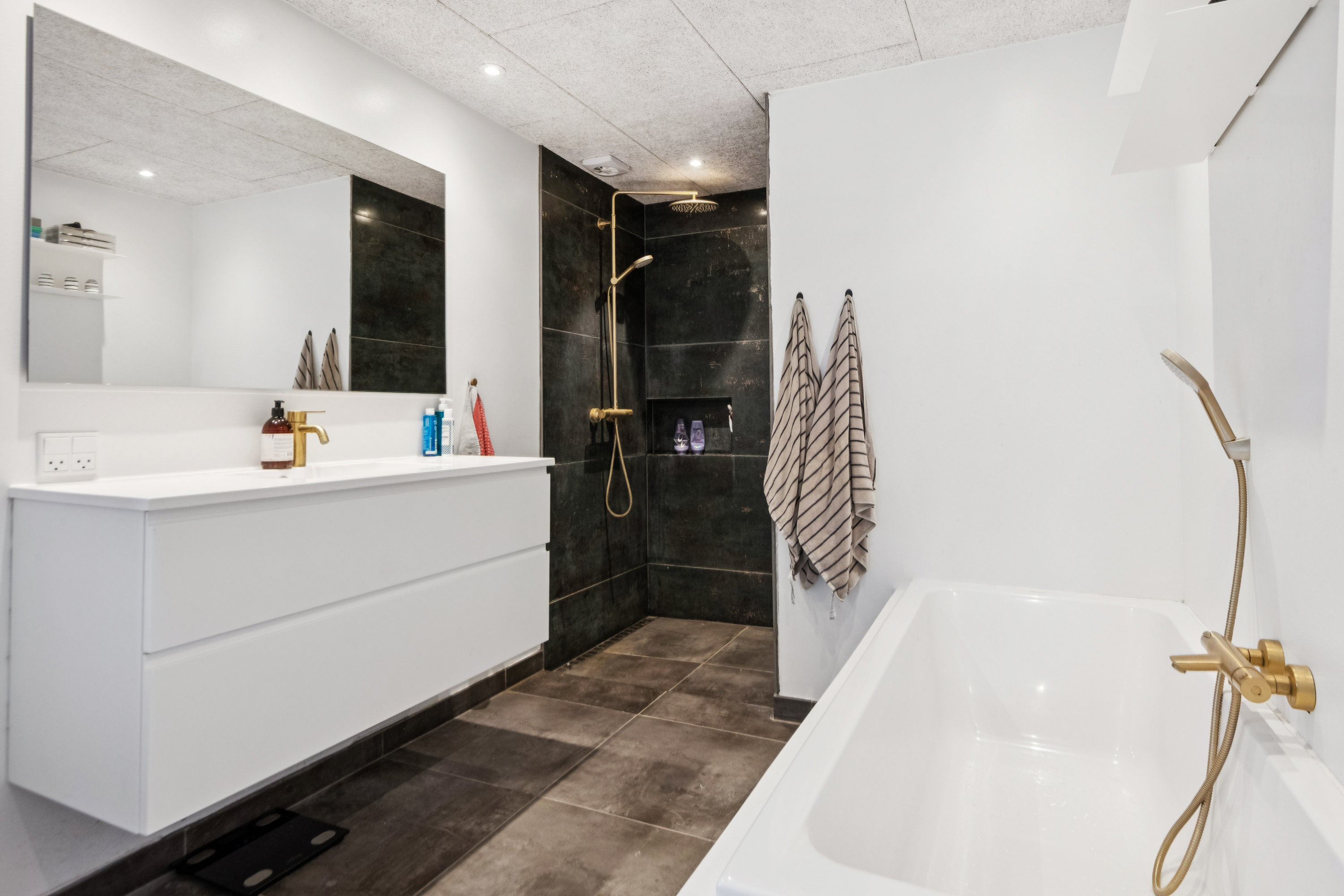 Fremhævet badeværelse billede i fuldskærmstilstand. Billede af Drastrup Skovvej 31, 9200 Aalborg SV